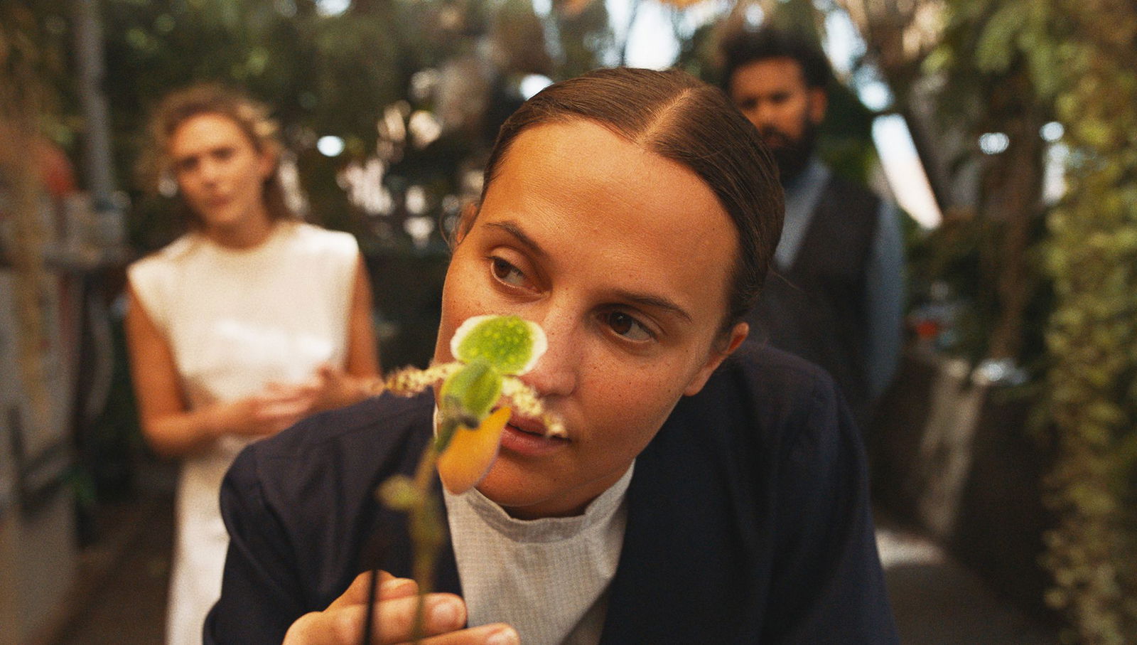 Alicia Vikander als Gutachterin Virginia in einer Szene aus dem Film «The Assessment».