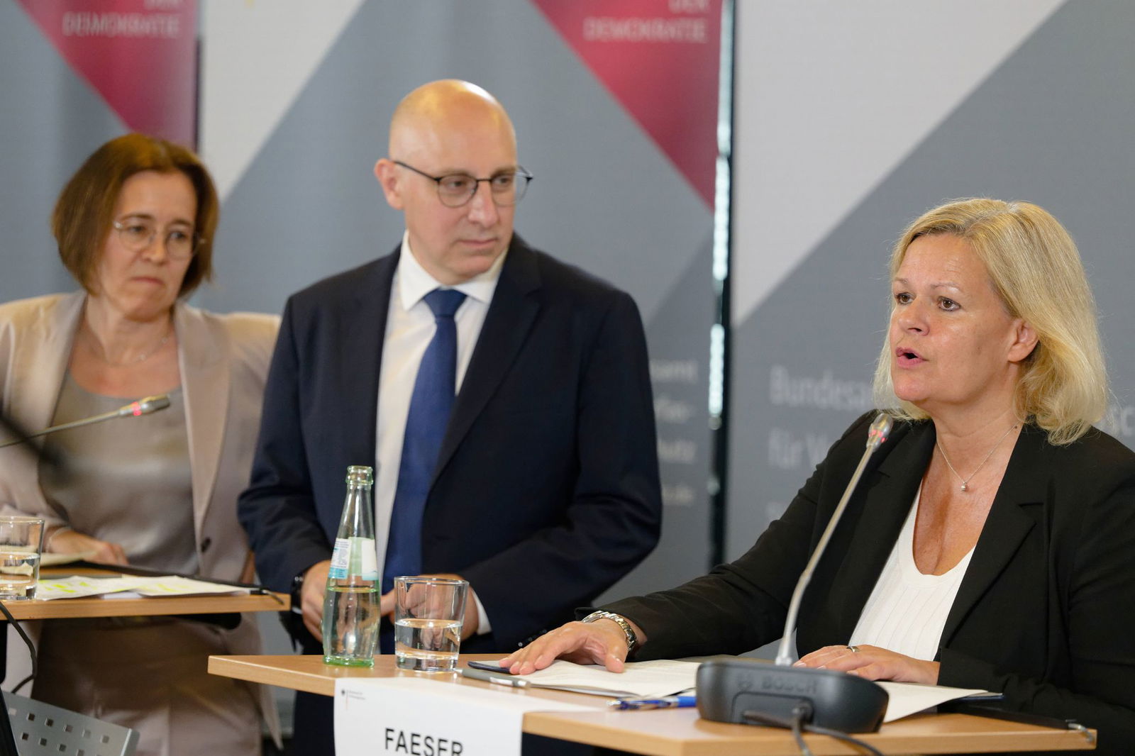 Seit dem Ausscheiden des langjährigen Präsidenten des Bundesamts für Verfassungsschutz, Thomas Haldenwang, leiten die Vizepräsidenten, Sinan Selen und Silke Willems, - hier mit Bundesinnenministerin Nancy Faeser (SPD) - die Behörde. (Archivbild)