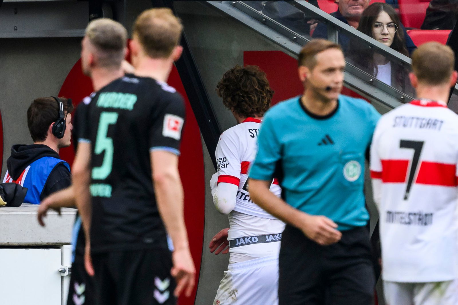 Nick Woltemade sah die Gelb-Rote Karte gegen Bremen.