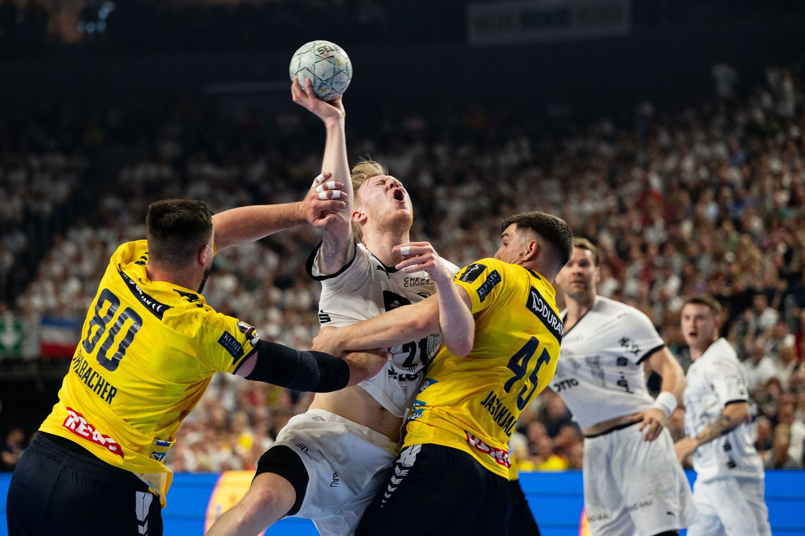 Der THW Kiel und die Rhein-Neckar Löwen lieferten sich im Pokal-Halbfinale einen harten Kampf. 