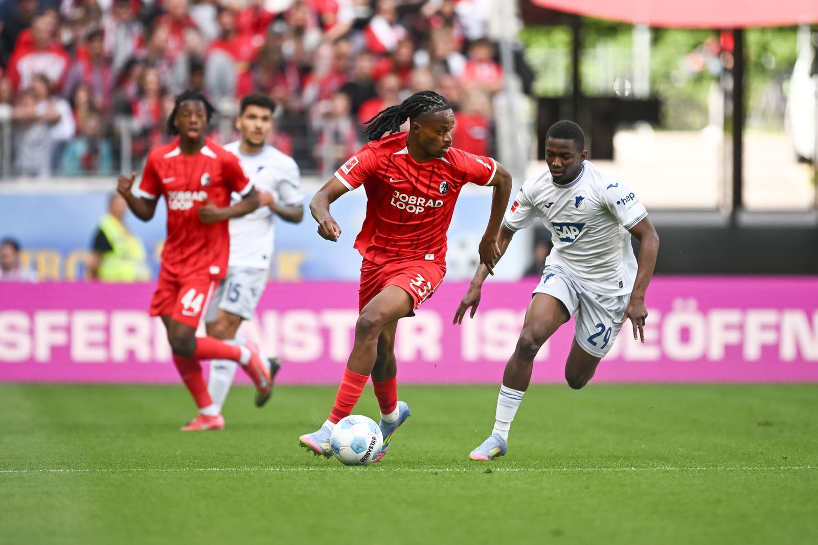 Jordy Makengo vom SC Freiburg im Laufduell mit Hoffenheims Bazoumana Toure.