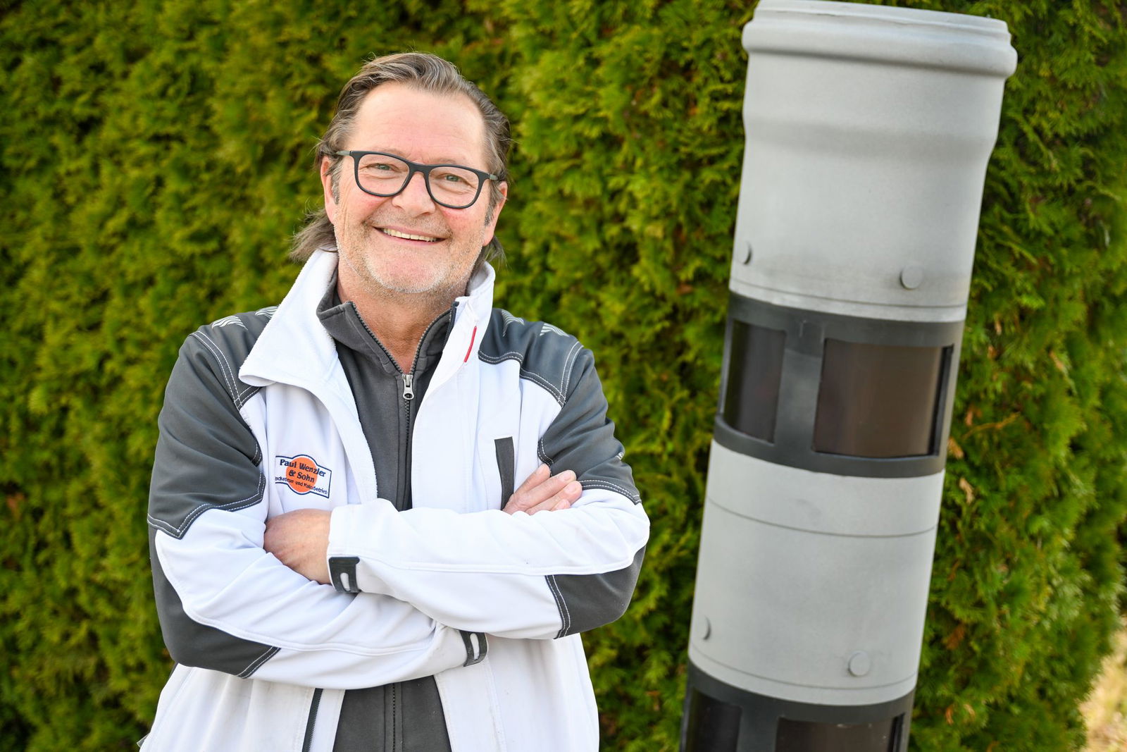 Die Fake-Blitzersäule mache einen prima Job, sagte Thilo Wenzler, auf dessen Firmengelände an der Grundstückgrenze der Blitzer steht.