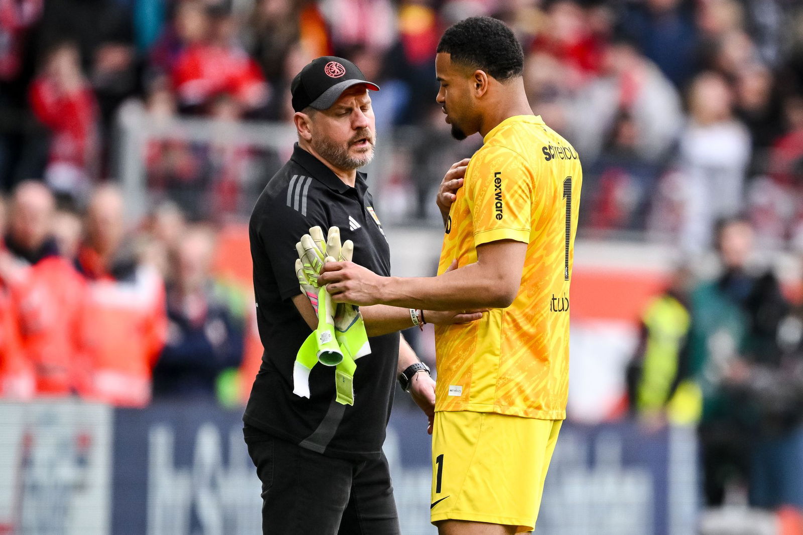 Nachfrage vom Union-Trainer Steffen Baumgart: Noah Atubolu musste mit Schmerzen an der Schulter raus. 