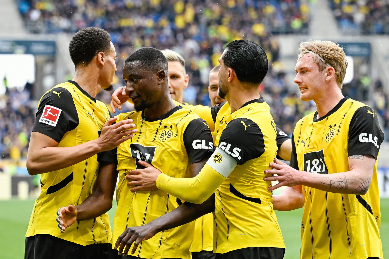 BVB-Profis gratulieren Serhou Guirassy.