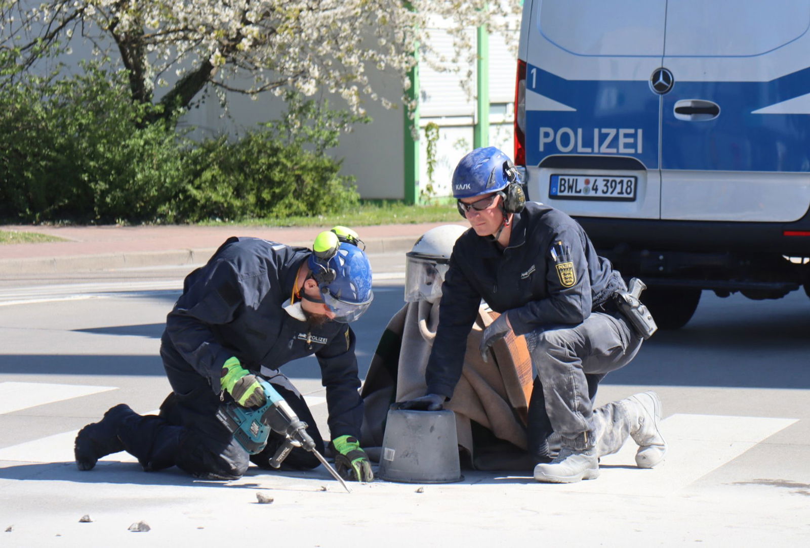 Aktivisten von 'End Zement" kleben sich fest und blockieren stundenlang die Zufahrt zu einem Zementwerk eines Baustoffunternehmens südlich von Heidelberg. 