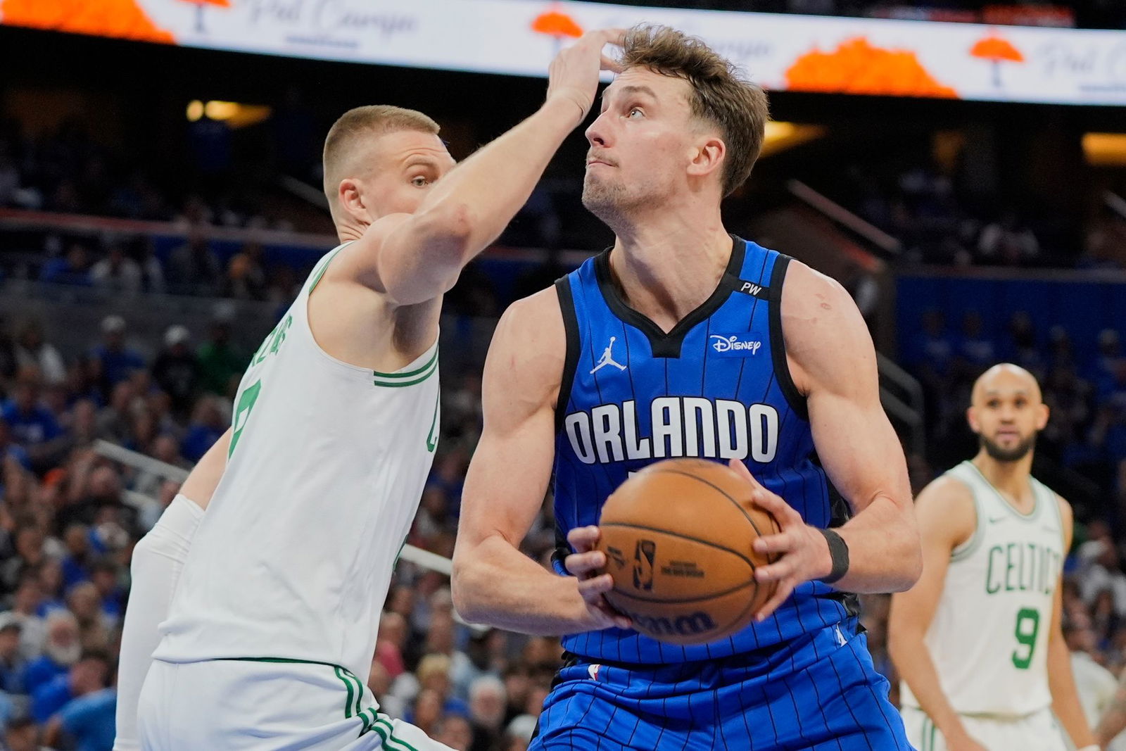 Franz Wagner (rechts) führte die Orlando Magic mit 32 Punkten zum Sieg gegen die Boston Celtics.