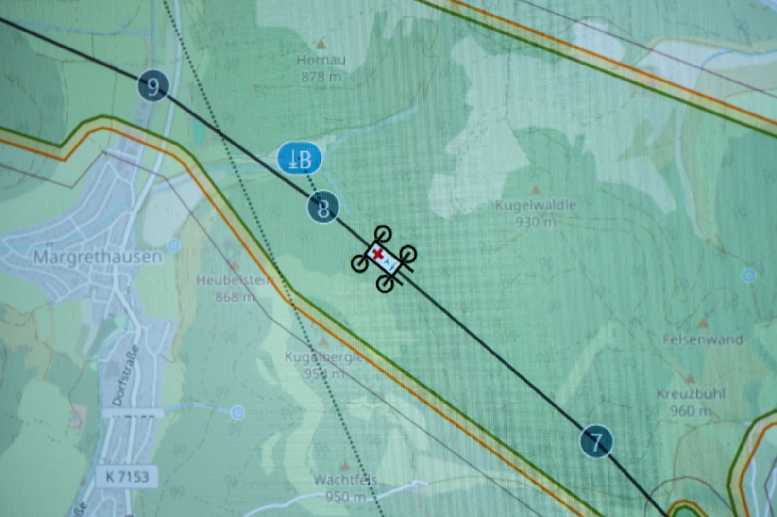 Auf einem Bildschirm im Zollernalb-Klinikum ist eine Software geöffnet, auf der das Symbol einer Drohne und ihre Flugroute live zu sehen ist. Am Zollernalb-Klinikum werden Blutproben mithilfe einer Drohne angeliefert.