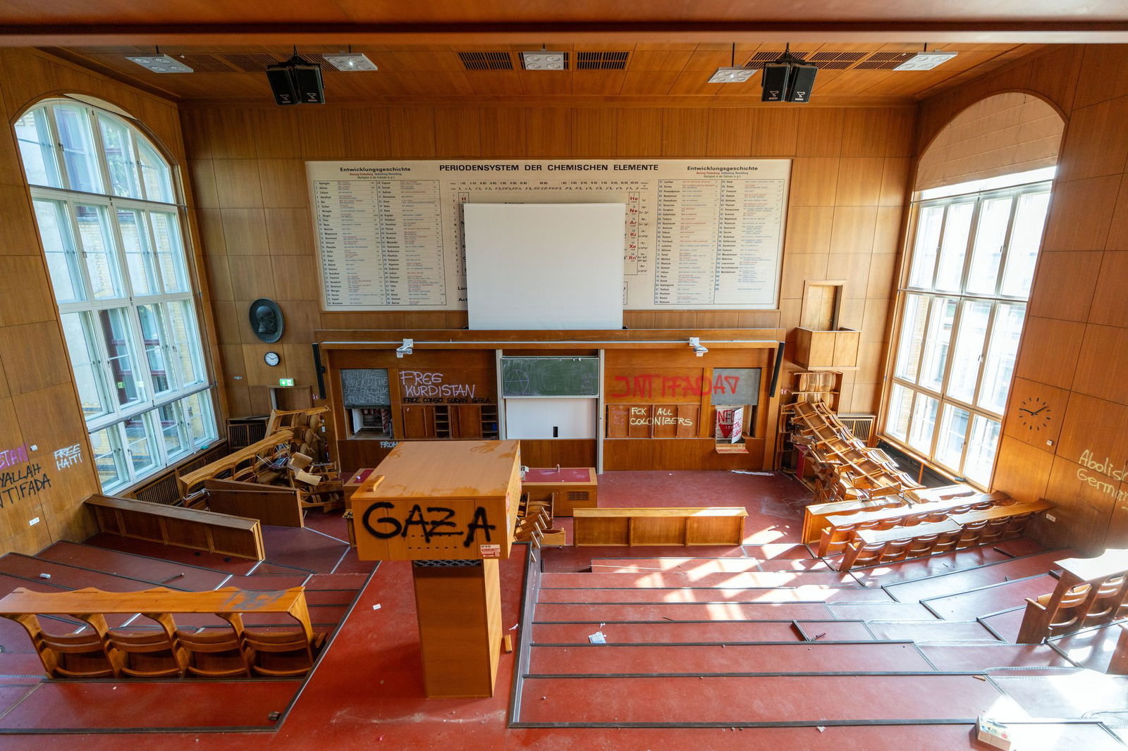 Der zum Teil zerstörte Hörsaal kann mehrere Wochen lang nicht genutzt werden.