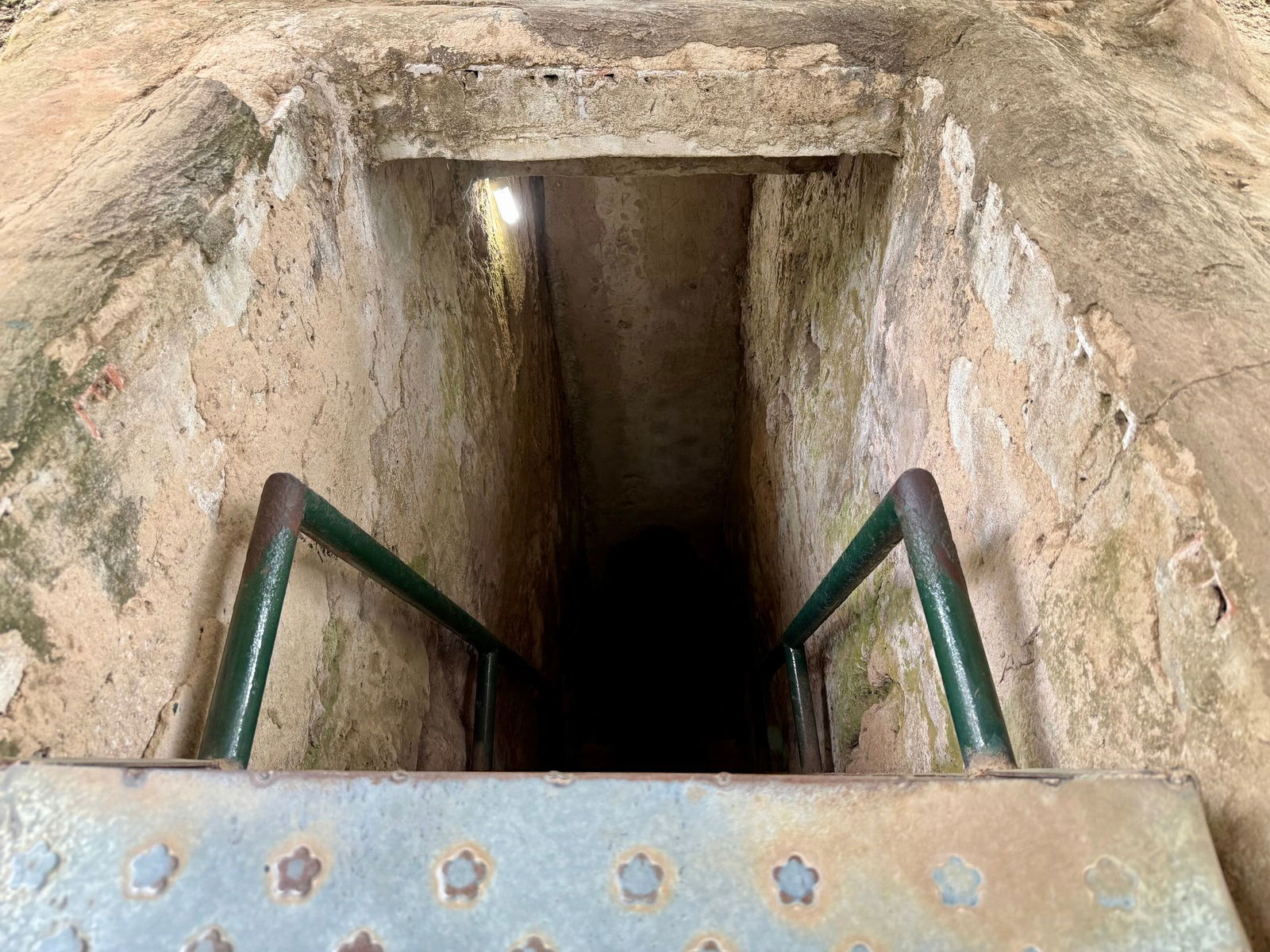 Zahlreiche Kämpfer in Nordvietnam lebten in einem unterirdischen Tunnelsystem. Heute können die Geheimgänge in Cu Chi besichtigt werden.