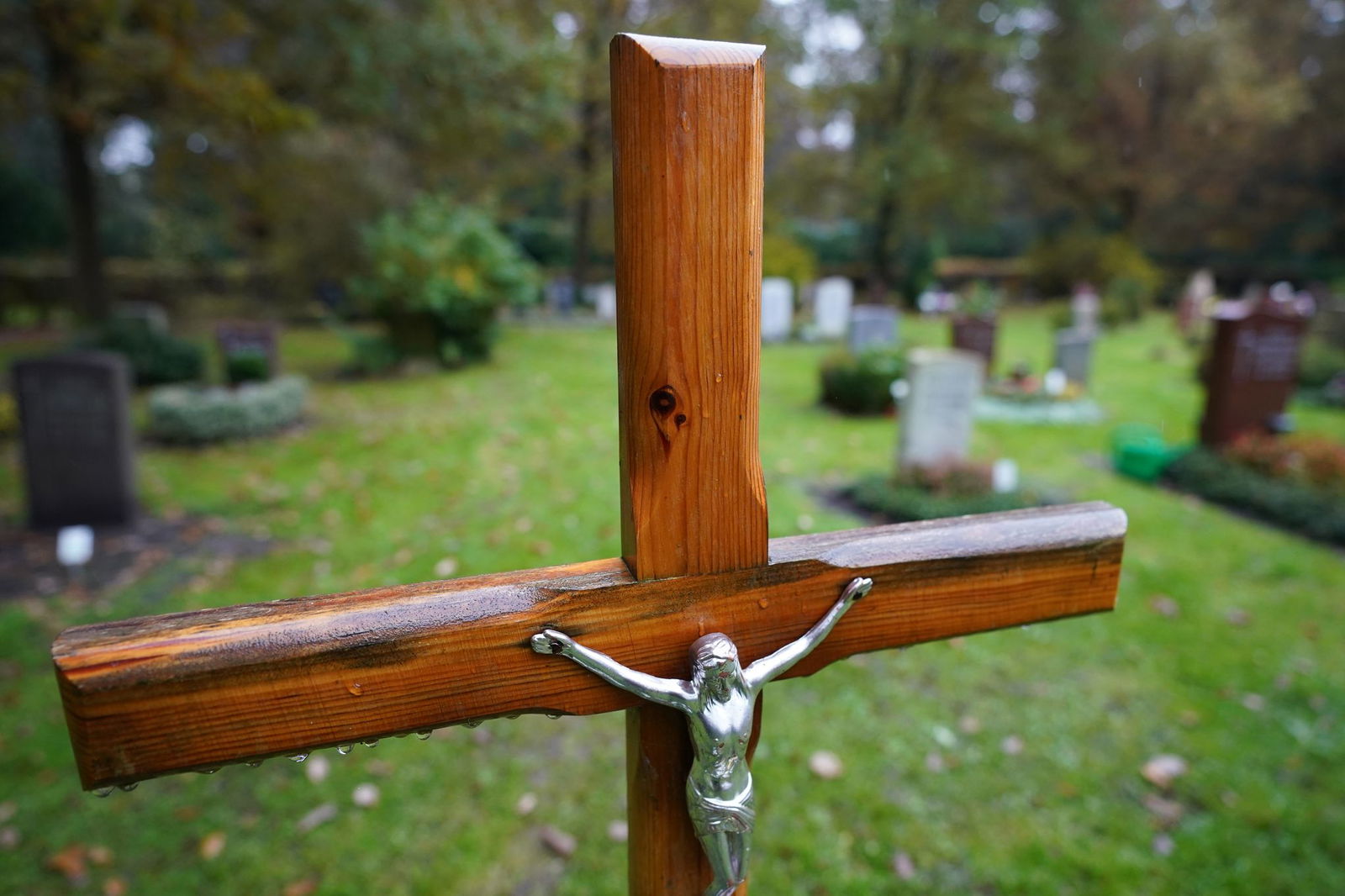 Eine Seniorin ist mit ihrem Auto über einen Friedhof gefahren. (Symbolbild)