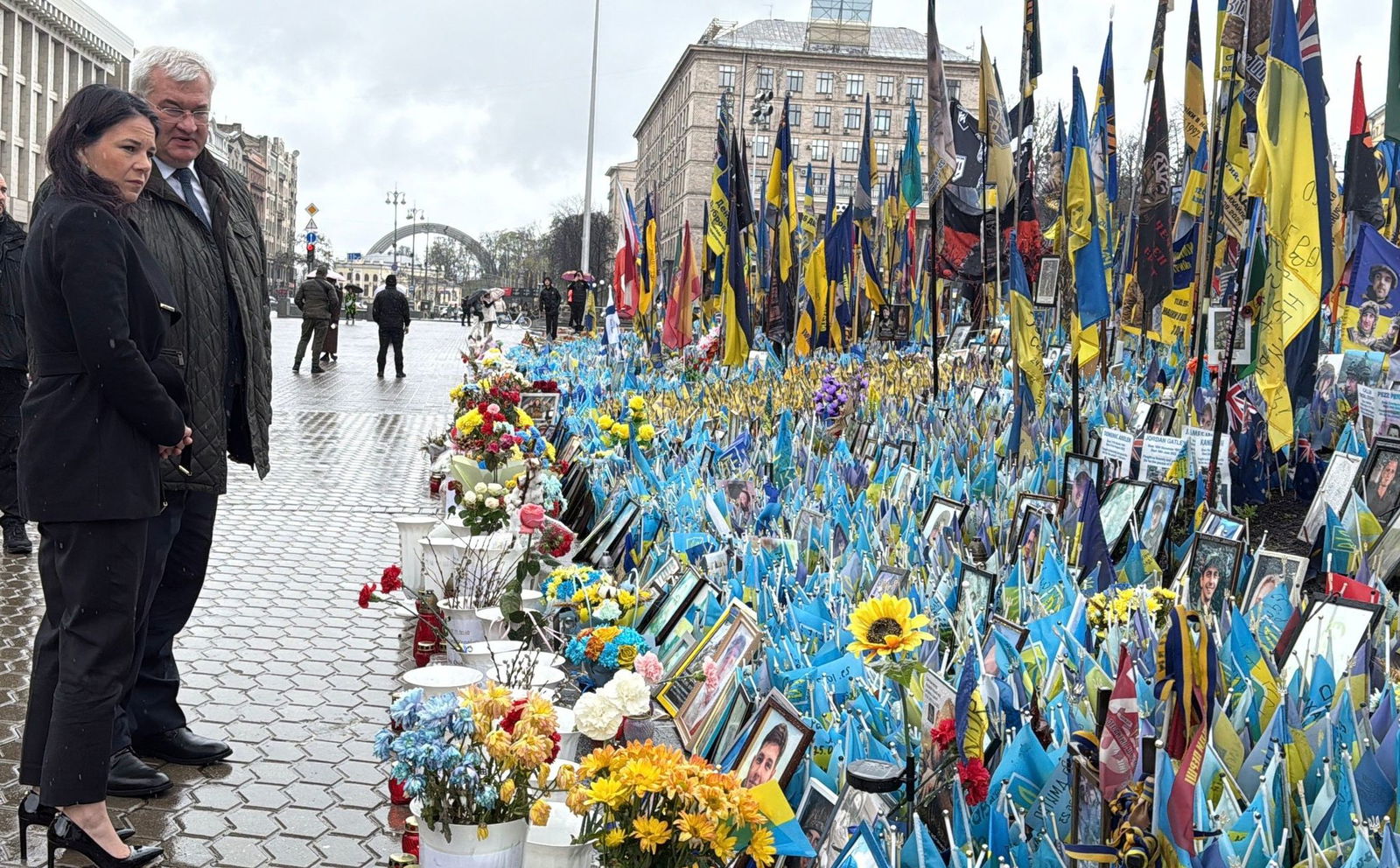Ein Schweigemoment für Tausenden toten Soldaten und Soldatinnen der Ukraine - Ministerin Baerbock besucht Kiew.