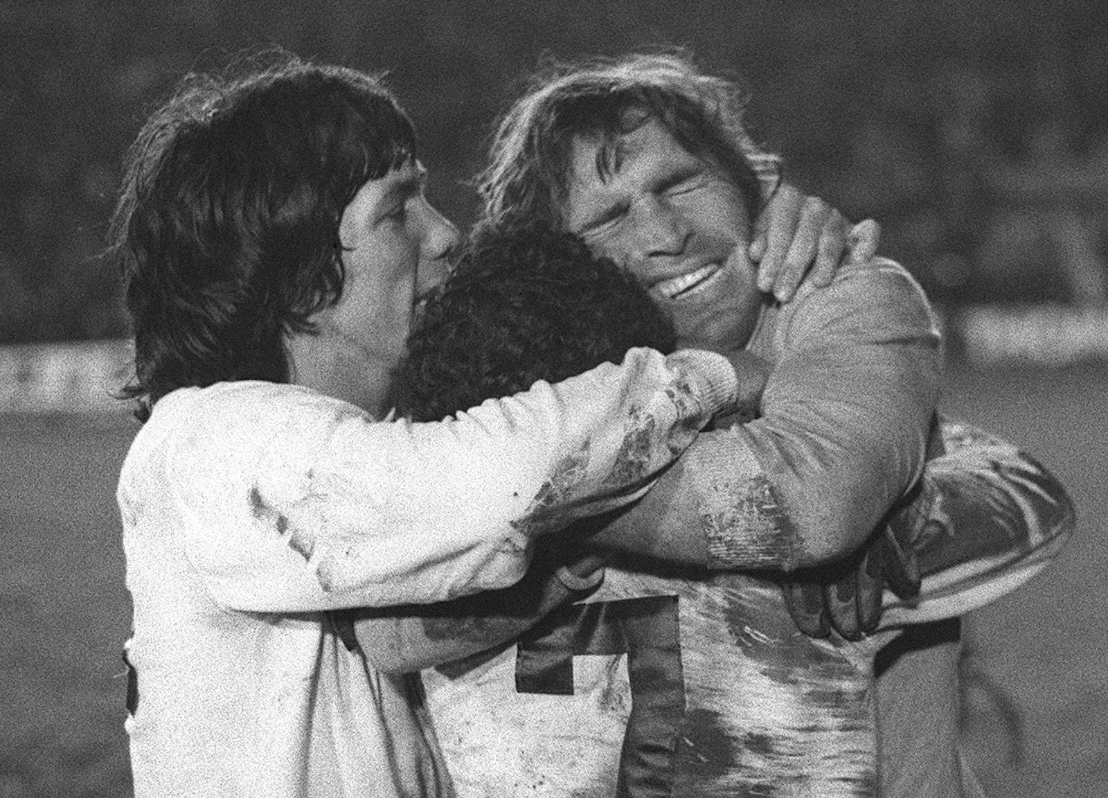 Hugo Gatti (r) feiert 1977 den Sieg im Elfmeterschießen in der Copa Libertadores.