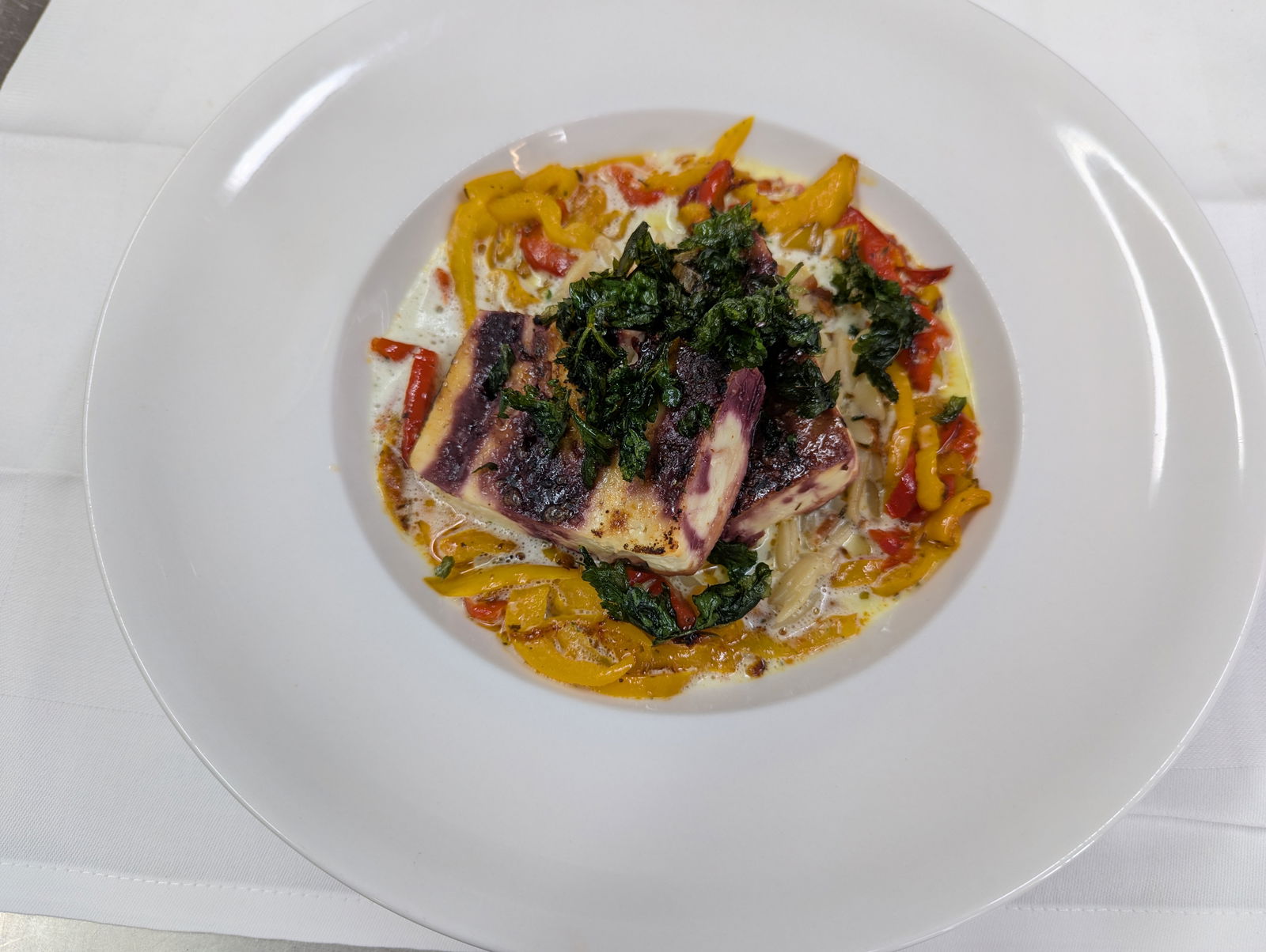 Karamellisierter Schafskäse auf Risoni-Nudel-Risotto mit geschmortem Paprika und Basilikumsauce