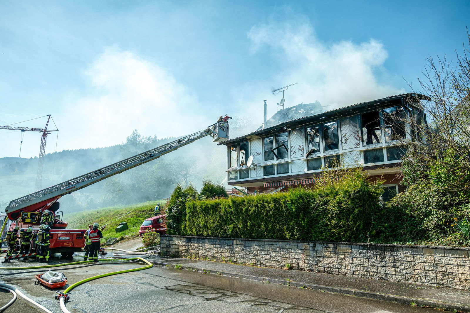 Die Feuerwehr ließ das Haus kontrolliert abbrennen. (Foto Archiv)