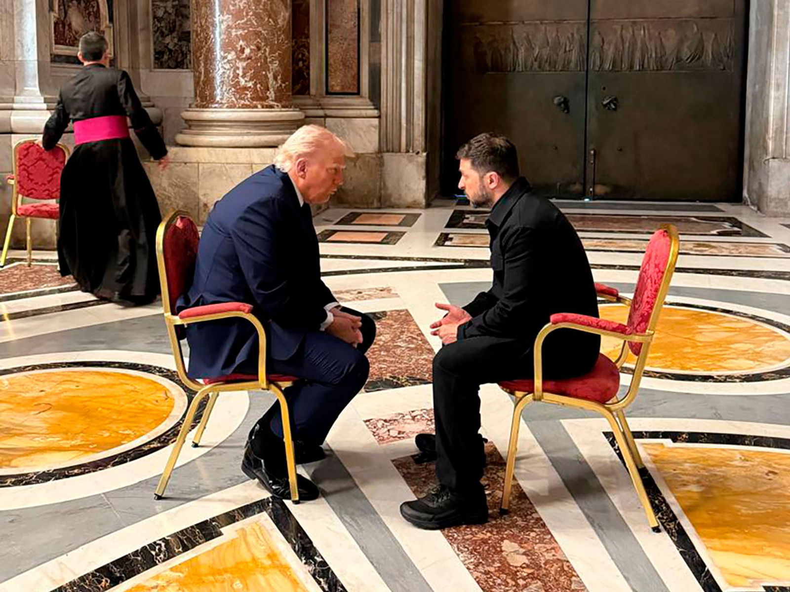 Der ukrainische Präsident Wolodymyr Selenskyj betont in Rom bei den Treffen mit US-Präsident Donald Trump, dass Kiew bereit sei zu einem bedingungslosen Waffenstillstand.