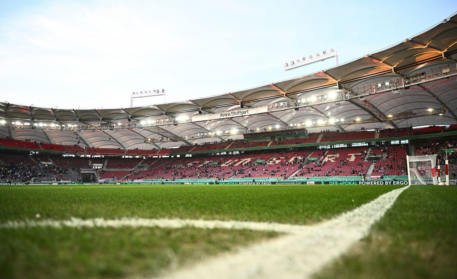 Nach dem Pokalspiel in der Stuttgarter Arena sollen mehr als 100 Leipzig-Fans Ordnungskräfte und Polizeibeamte angegriffen haben. 