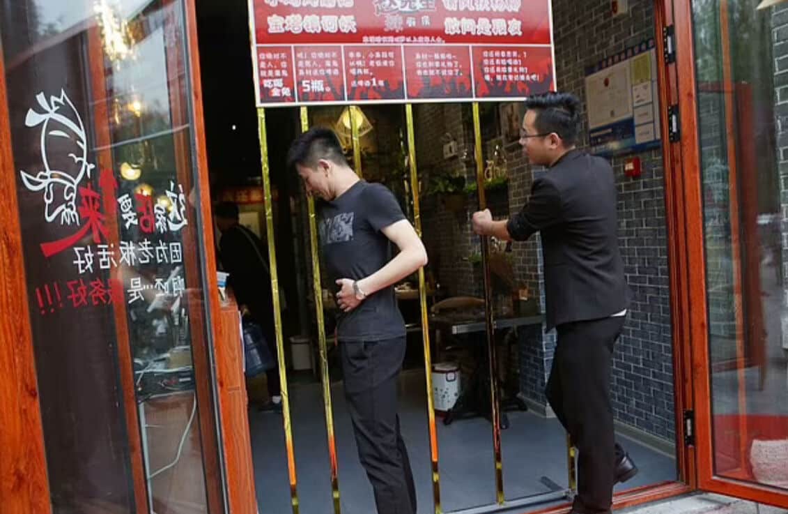 Gratis Essen und Bier in diesem chinesischen Restaurant für schlanke Gäste, die durch einen der Skinny Rabatt-Stäbe passen 