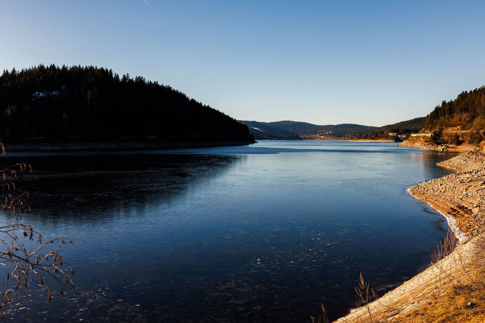 Ein Mann ist im schlammigen Uferbereich am Schluchsee stecken geblieben. (Archivbild)