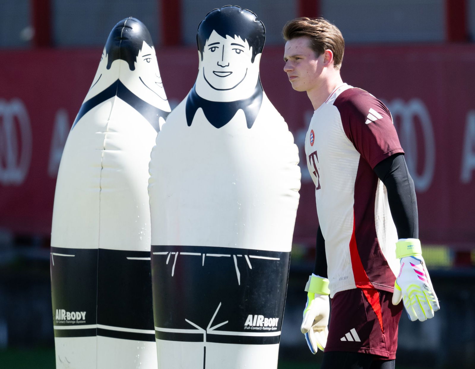 Jonas Urbig steht auch in Mailand wieder im Bayern-Tor.