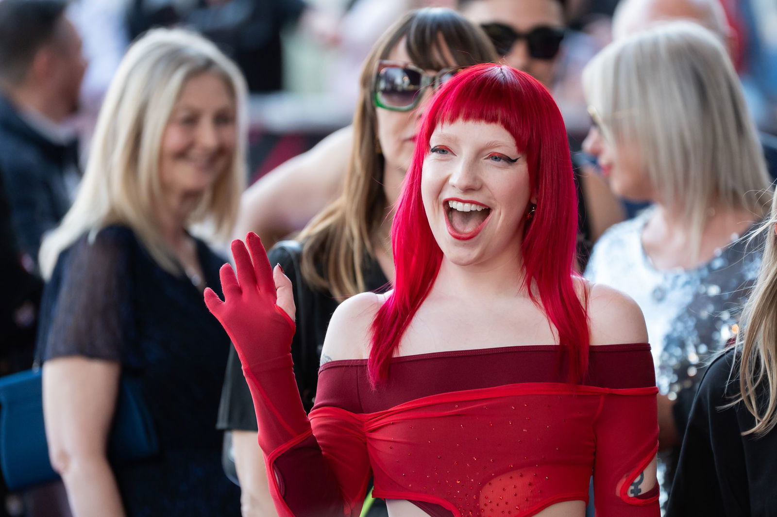 Viele Künstlerinnen und Künstler laufen im Europa-Park über den roten Teppich. 