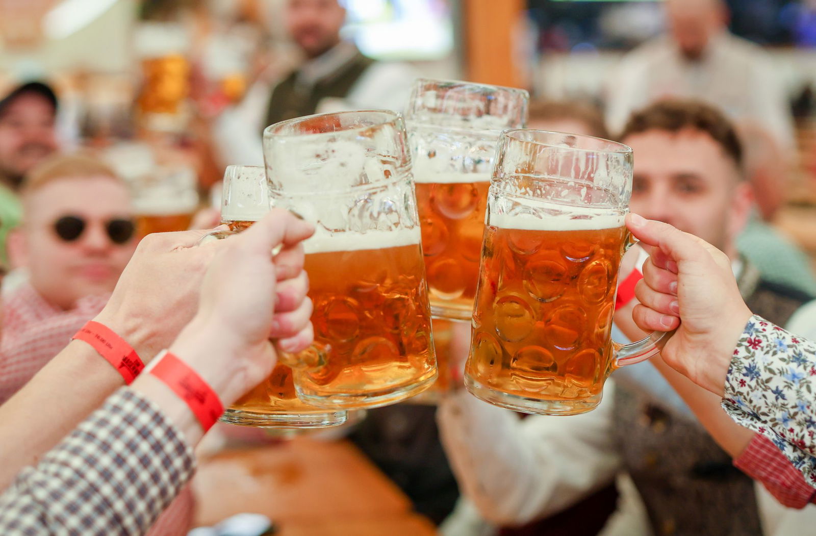 Auf dem Stuttgarter Frühlingsfest fließt das Bier.