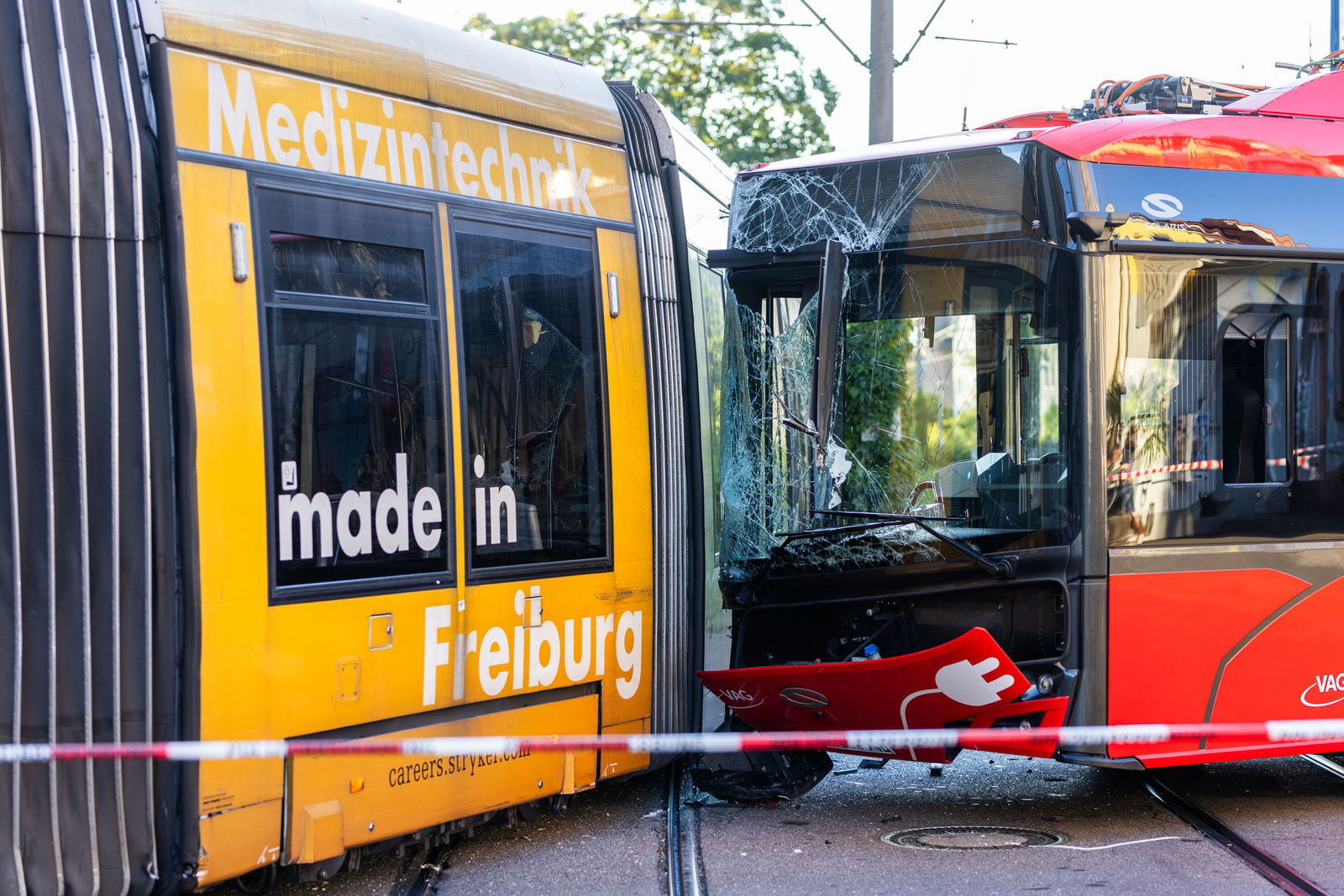 In Freiburg entgleist im August 2024 eine Straßenbahn nach dem Zusammenstoß mit einem Linienbus. (Archivbild)
