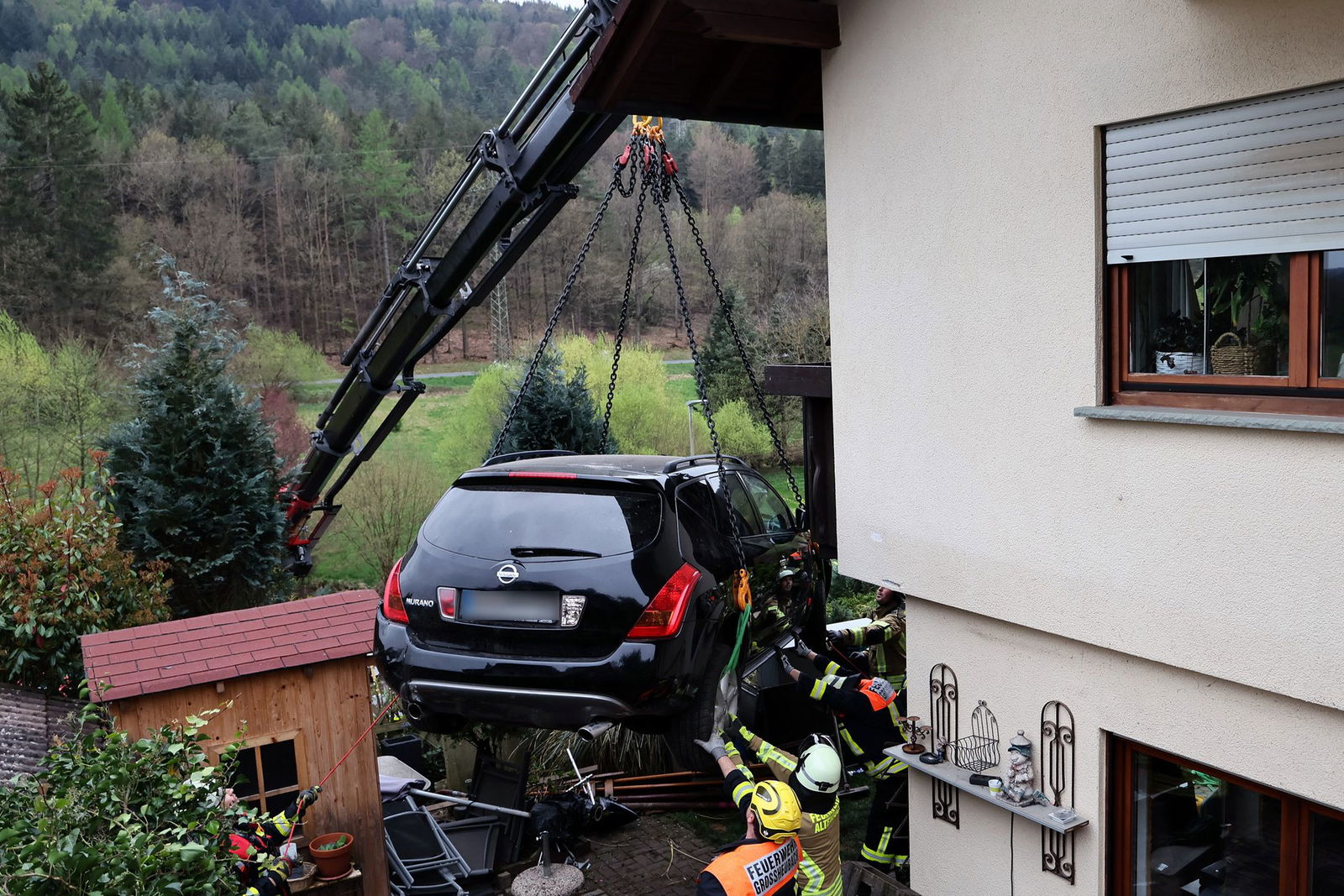 Nach dem Unfall wurde das Auto mit einem Kran gehoben.