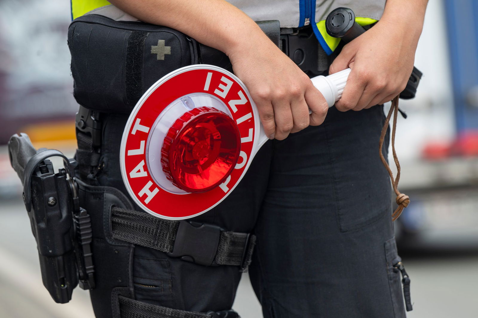 Die Bundespolizei stoppte den Angaben zufolge den Reisebus nahe Lindau. (Symbolbild)