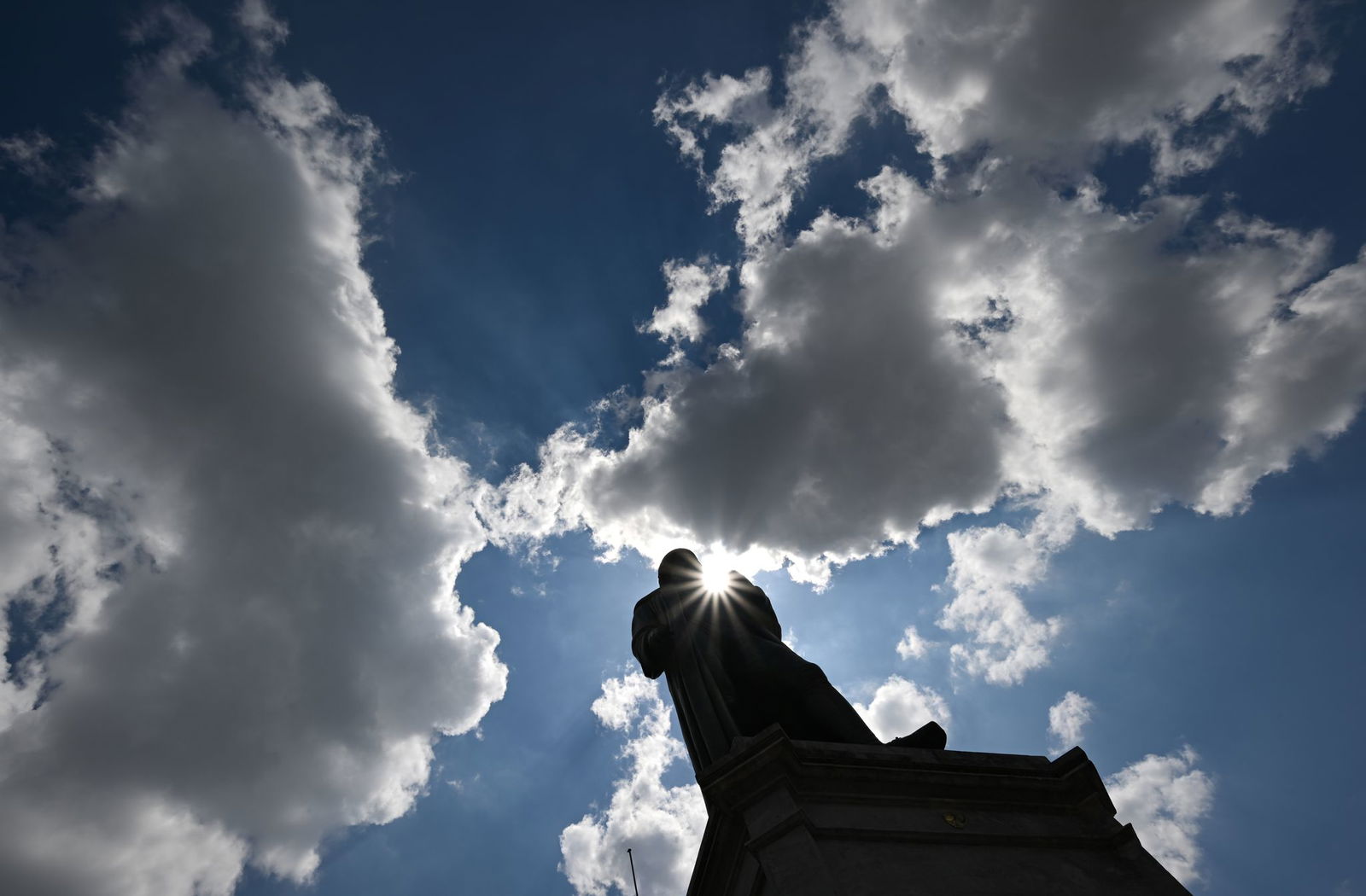 Sonne und Wolken gibt es auch am Gutenberg-Denkmal in Mainz. (Symbolbild)