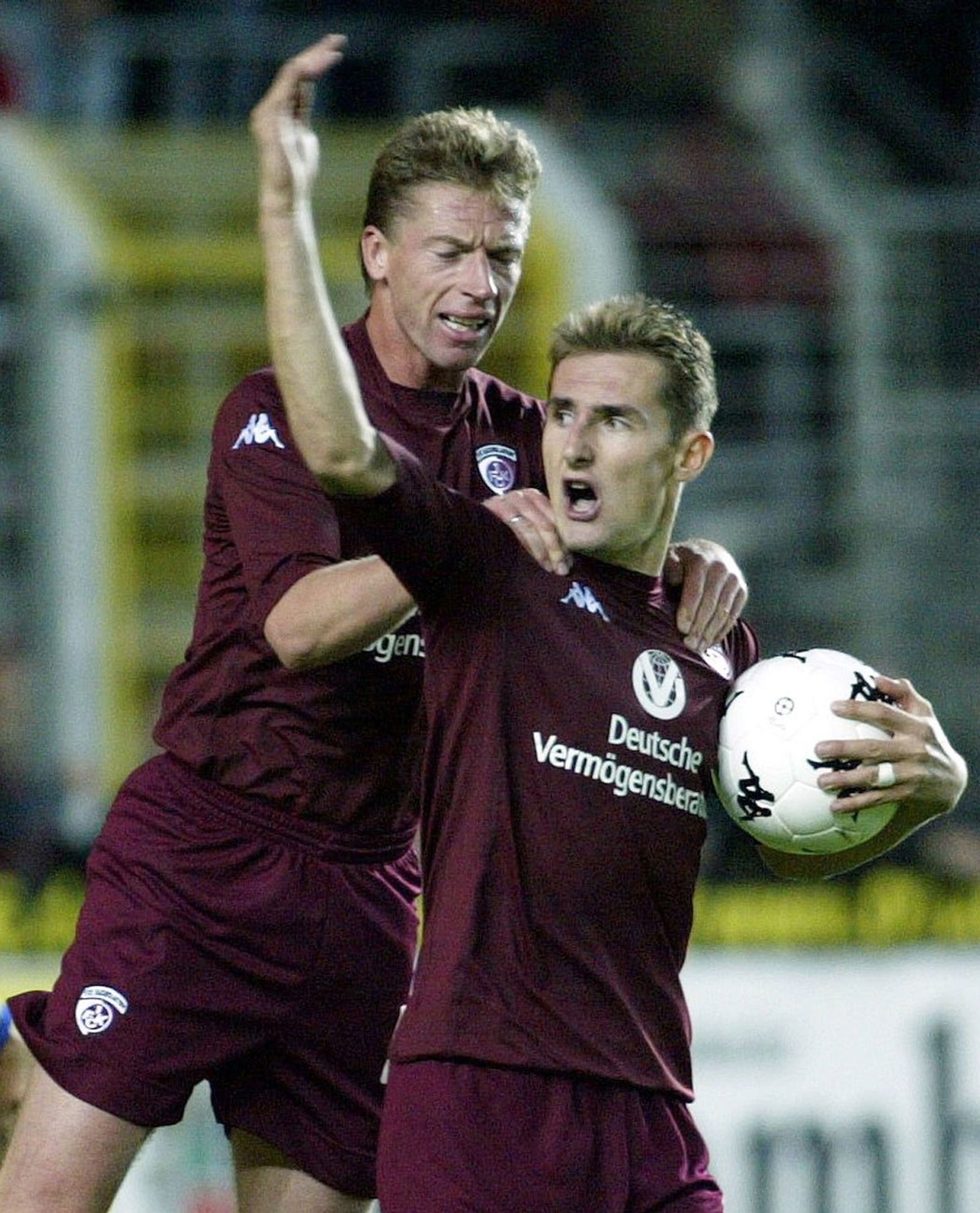 Ein großes Stück Vergangenheit: Miroslav Klose (r) im Trikot des 1. FC Kaiserslautern.