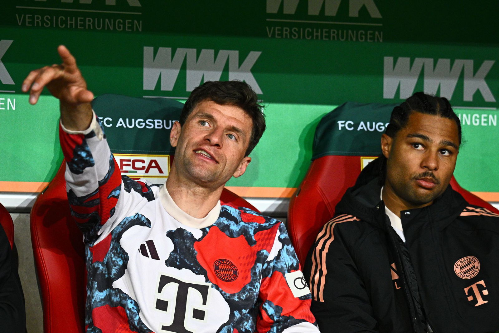 Anfangs wieder auf der Bank: Thomas Müller (l).