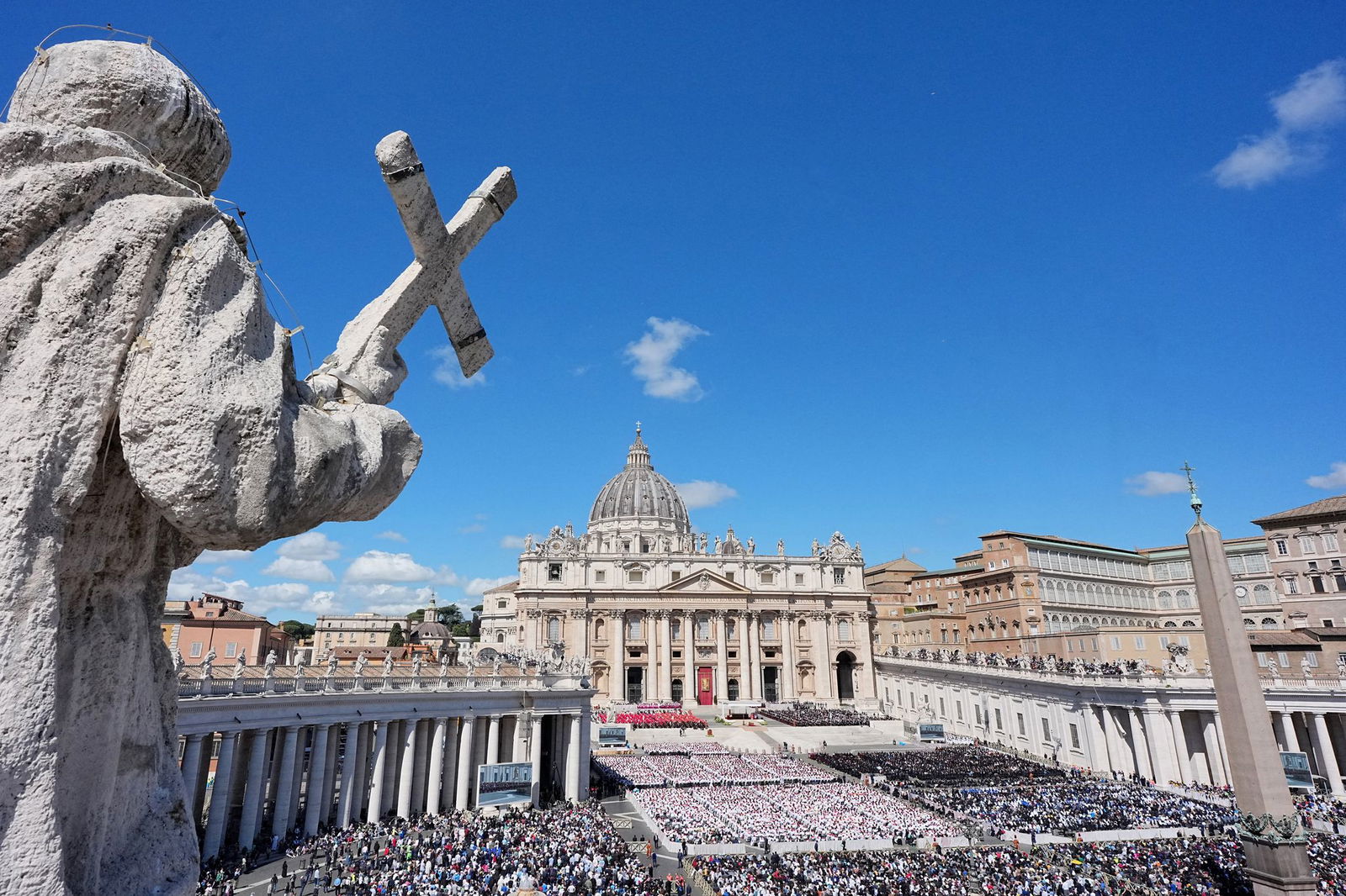 Ein Blick über den Petersplatz während der Trauerfeier für Papst Franziskus.