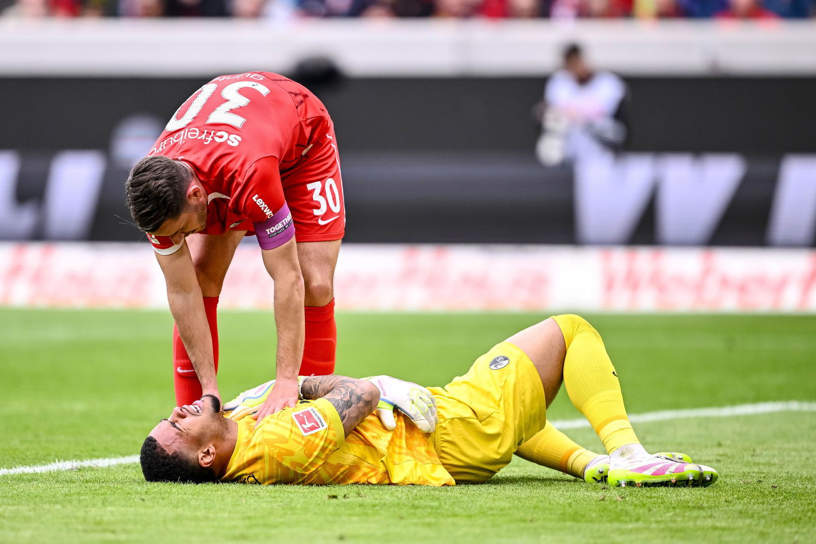 Freiburgs Torwart Noah Atubolu erlitt im Spiel gegen Union Berlin eine Schulterverletzung.