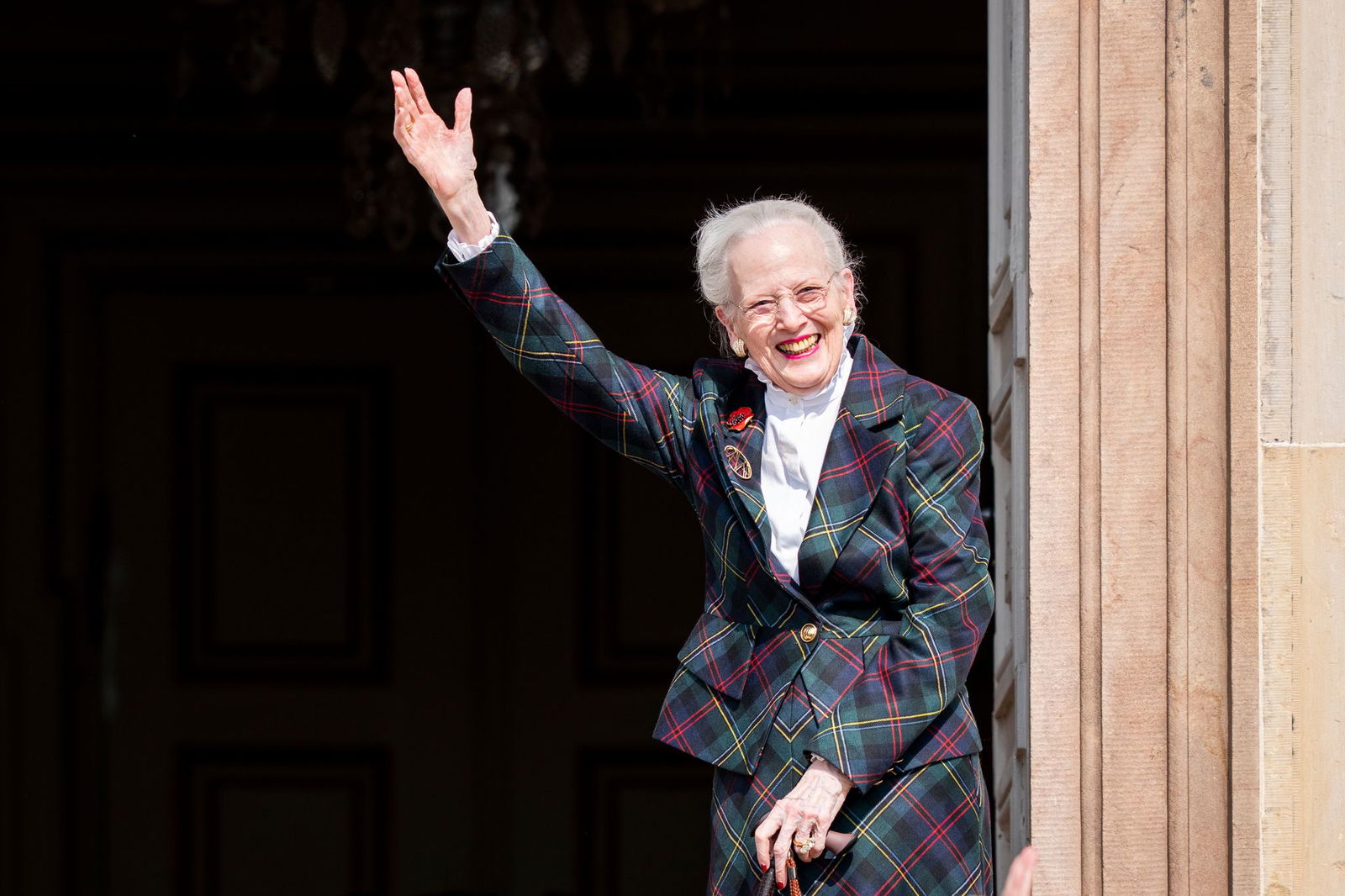 Königin Margrethe winkt an ihrem 85. Geburtstag den Gratulanten auf Schloss Fredensborg zu.