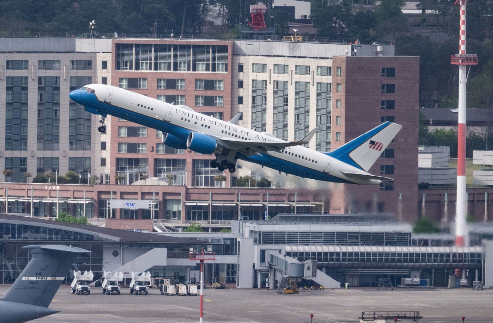 Zum Tanken in Ramstein - die «Air Force Two» mit dem US-Vizepräsidenten an Bord hebt wieder ab. (Archivbild)