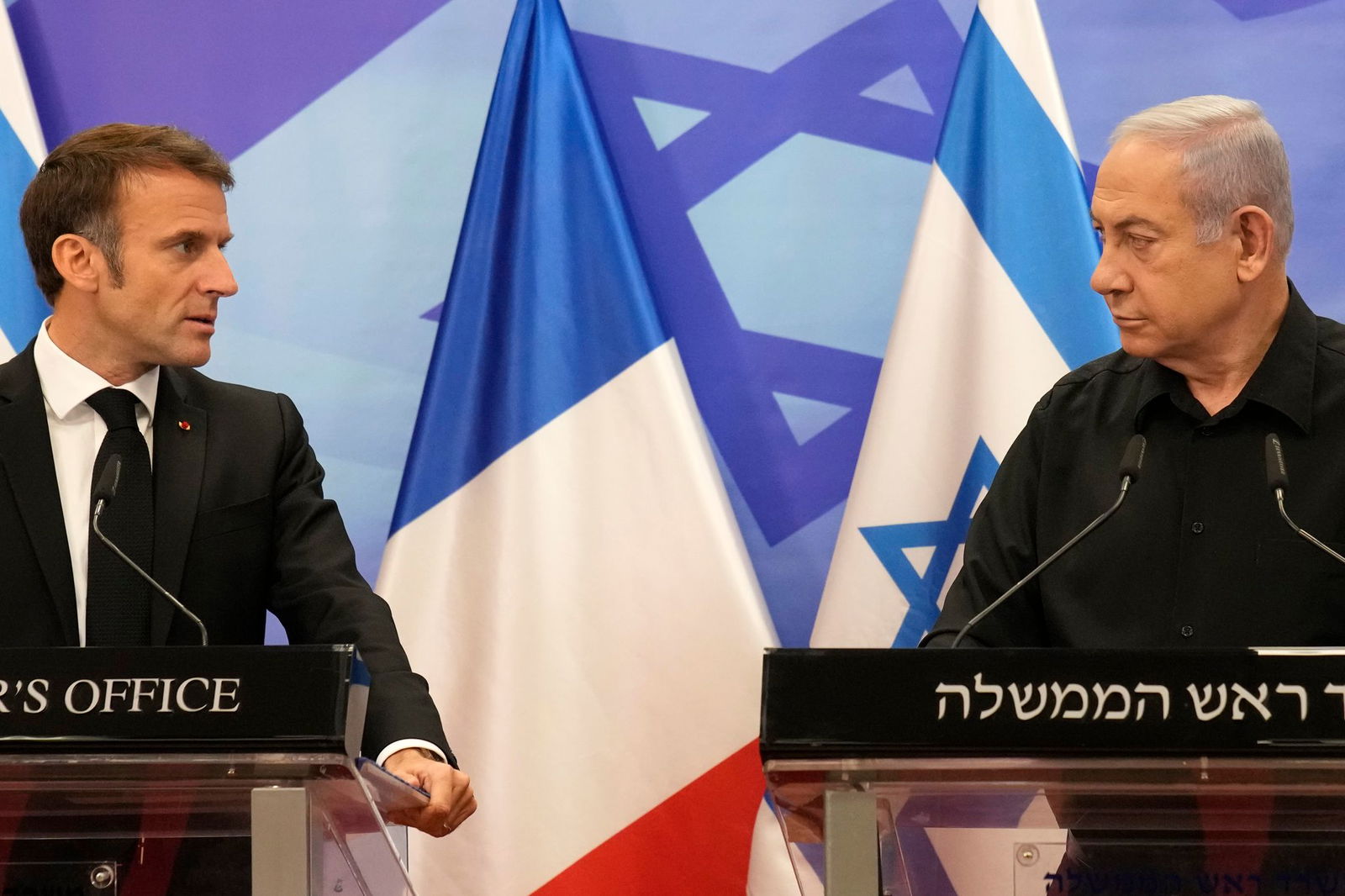 Teilen mit Blick auf einen palästinensischen Staat nicht die gleiche Meinung: der israelische Ministerpräsident Benjamin Netanjahu (r) und Frankreichs Präsident Emmanuel Macron. (Archivbild)