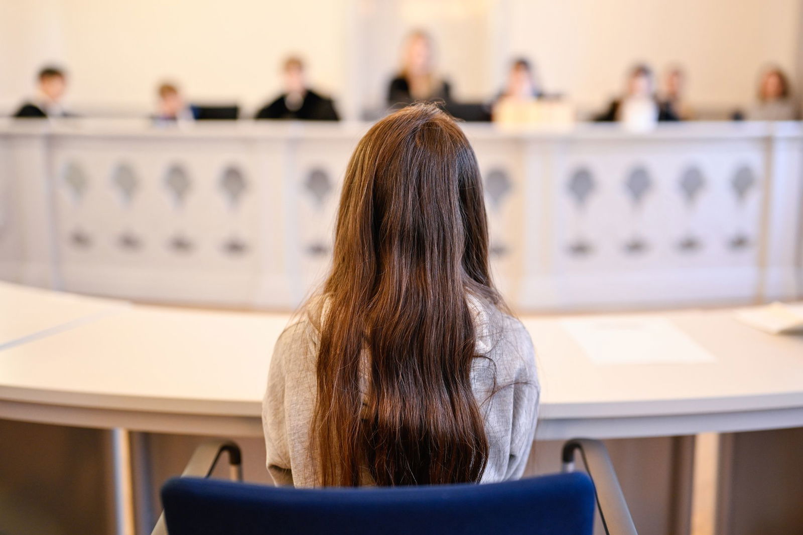 Die Grundschülerinnen und -schüler spielen nicht nur Richterinnen und Richter, sondern treten auch als Angeklagte, Zeugen und Anwälte auf.  