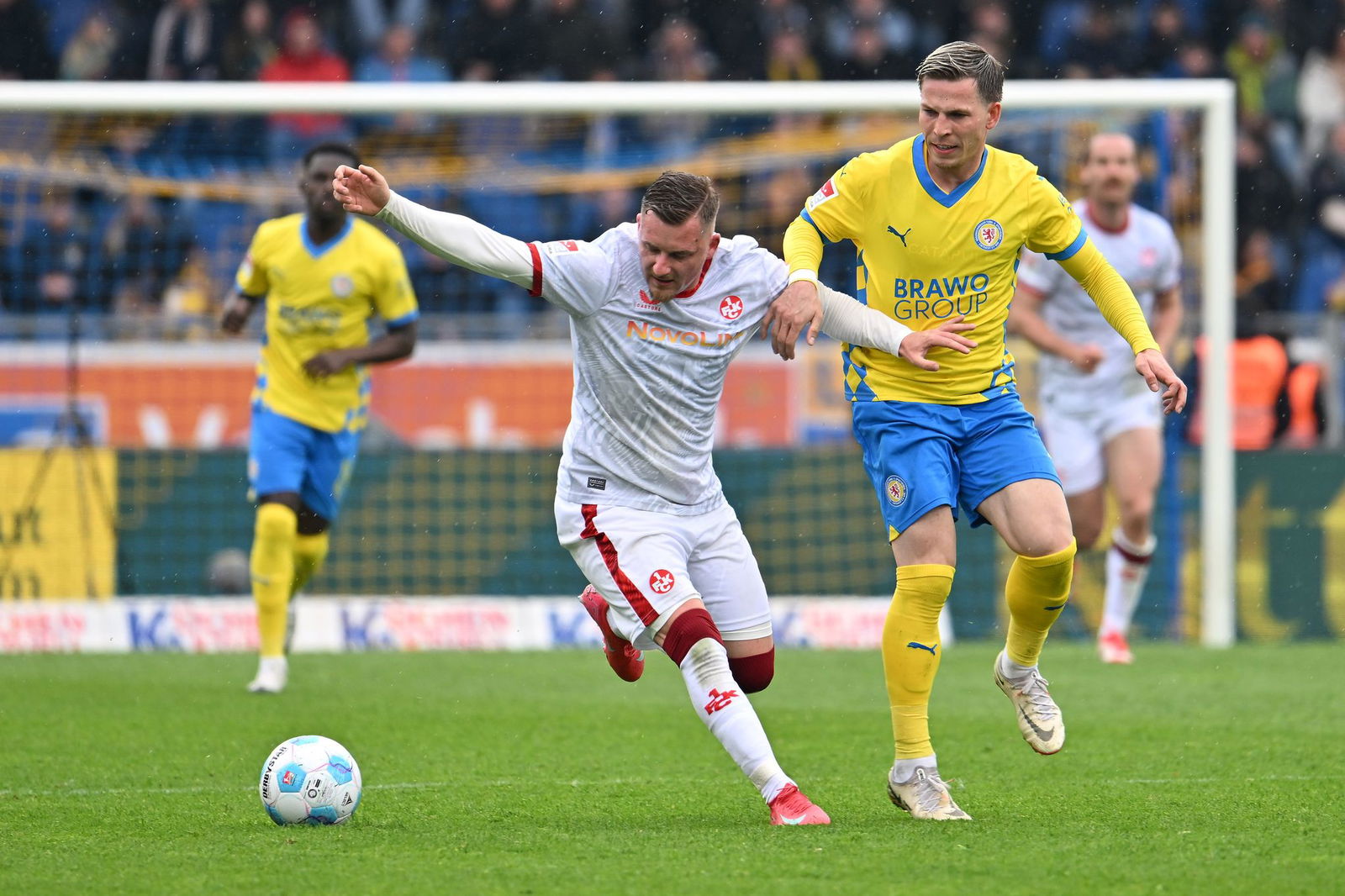 Kaiserslauterns Marlon Ritter (l) spielt gegen Braunschweigs Lino Tempelmann.