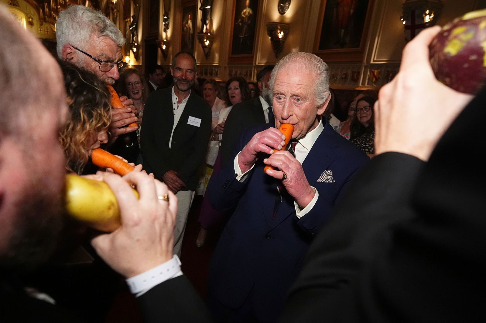 König Charles III. versuchte sich an der Karottenflöte.