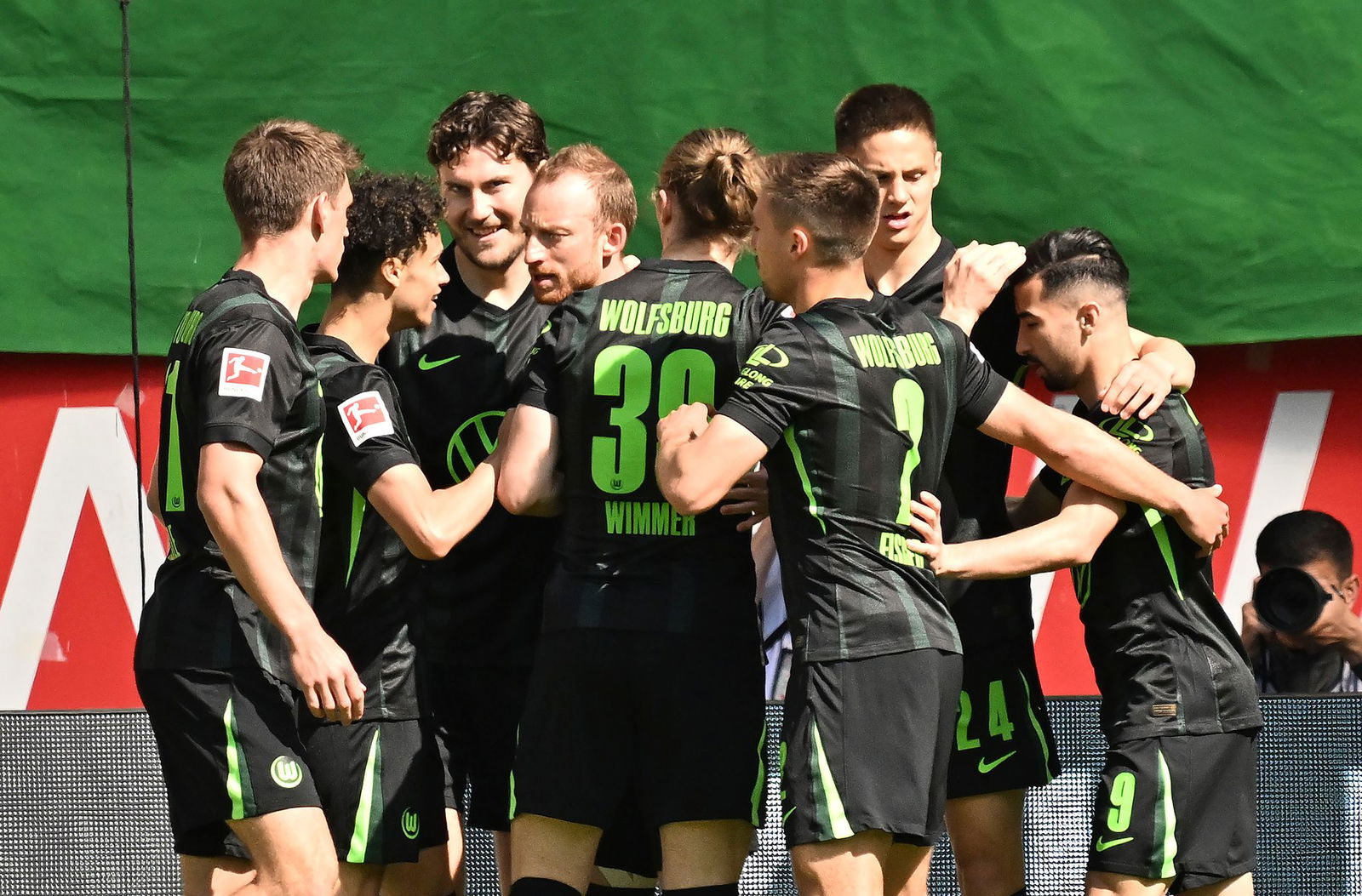 Jubel um VfL-Torschütze Maximilian Arnold