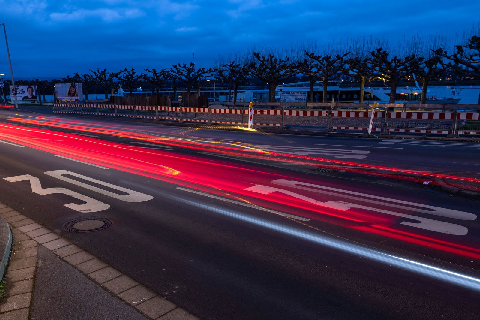 Tempo 30 auf der Rheinachse in Mainz ist nach einer Entscheidung des Rechtsausschusses erstmal ausgesetzt. (Archivbild)