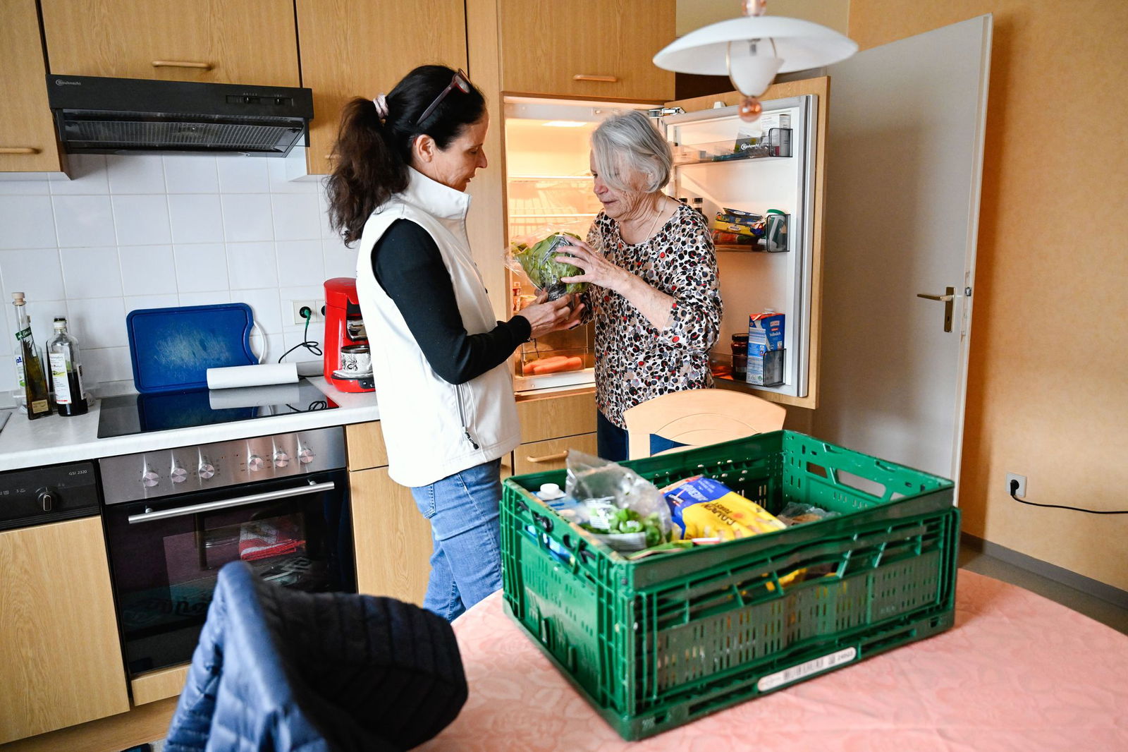 Heidrun Koegler (r) will in der eigenen Wohnung bleiben, solange es geht.