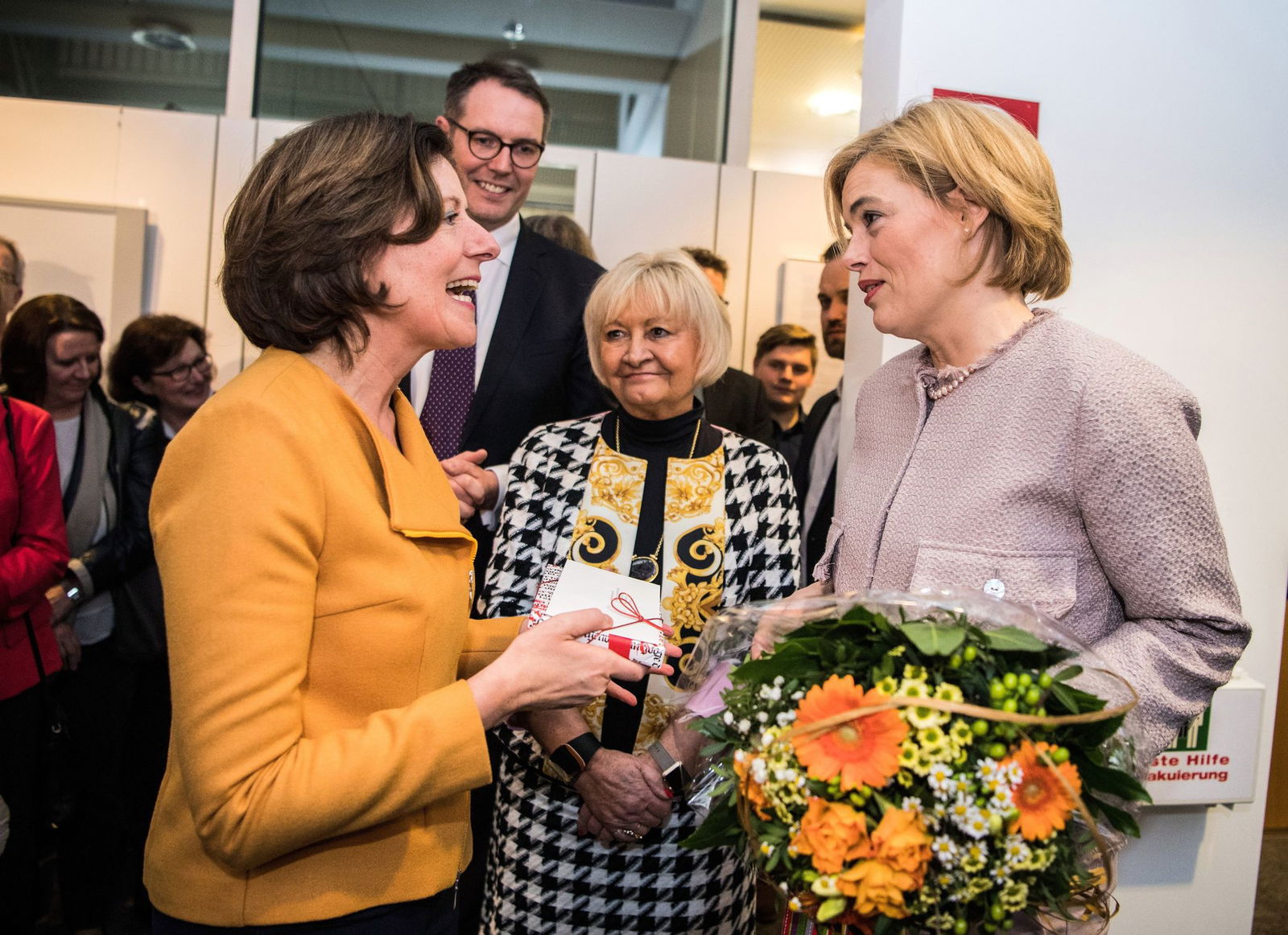 Bild aus verganener Zeit: Beim Abschied Klöckners (re.) von Mainz nach Berlin 2018 ist neben der damaligen Ministerpräsidentin Dreyer (li,) und FDP-Fraktionschefin Willius-Senzer (Mitte) auch Schweitzer (im Hintergrund) dabei (Archivbild). 