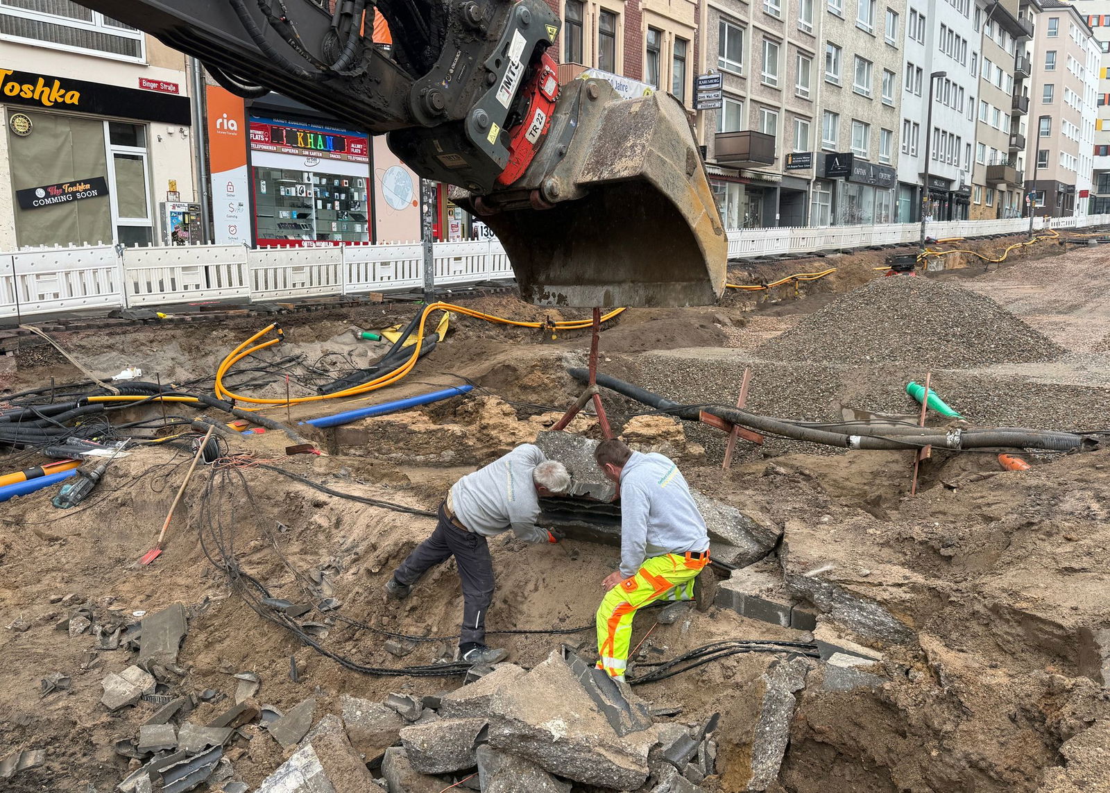 Die Baustelle in der Binger Straße bleibt länger erhalten als geplant. Grund ist ein archäologischer Fund.