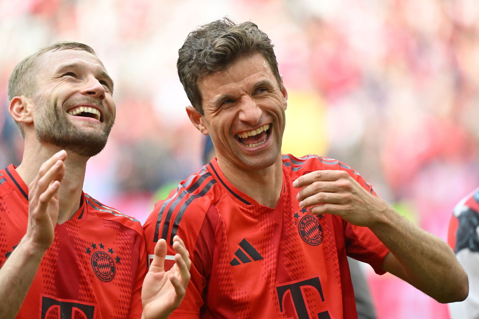 Gute Laune nach dem Sieg im 500. Bundesligaspiel: Thomas Müller (r) mit Konrad Laimer.