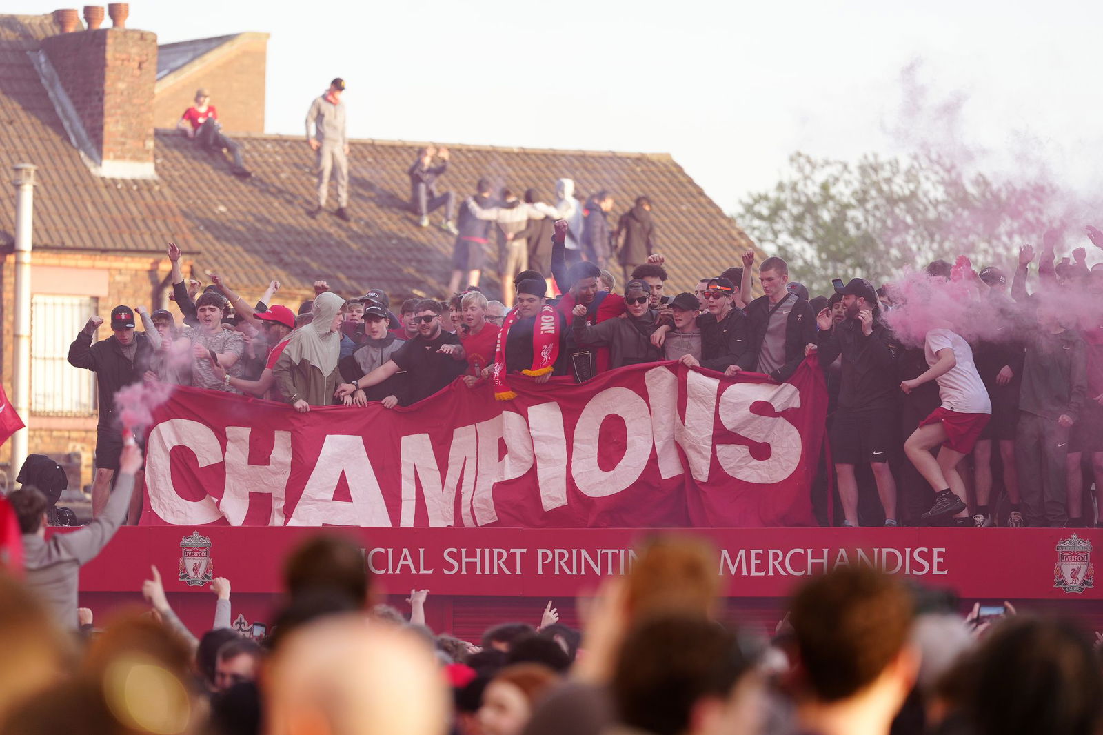 Die Fans des FC Liverpool feierten den Gewinn der Meisterschaft ausgelassen.