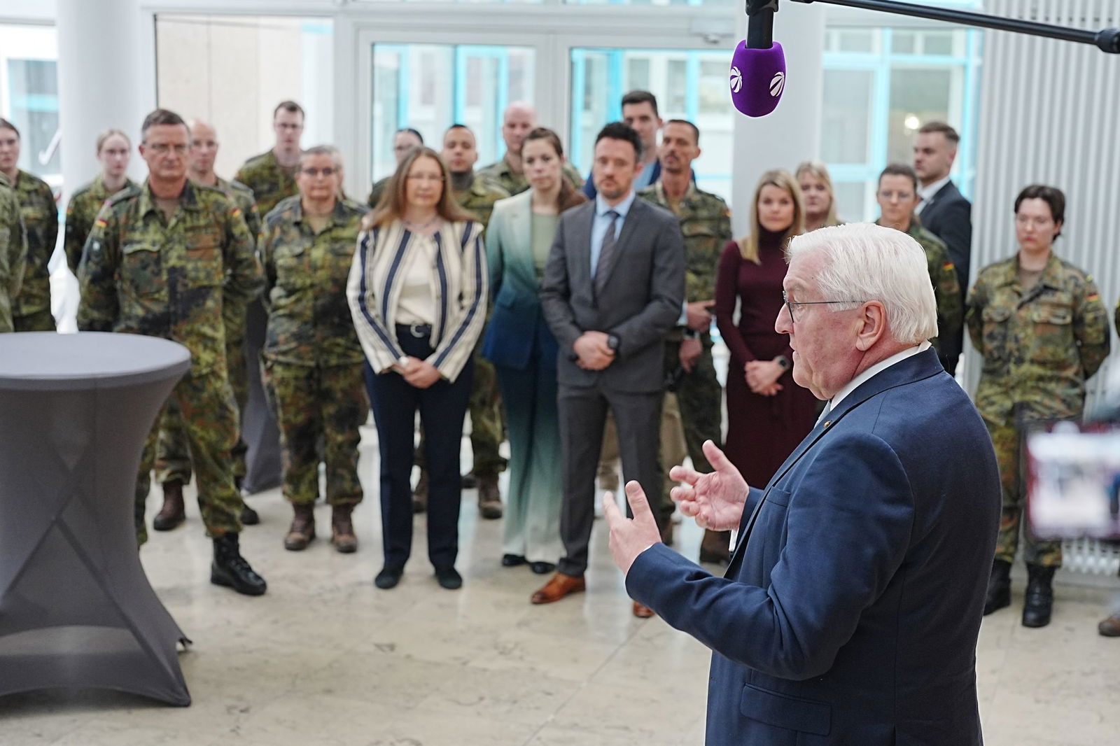 Steinmeier sprach bei seinem Besuch auch vor Soldatinnen und Soldaten.