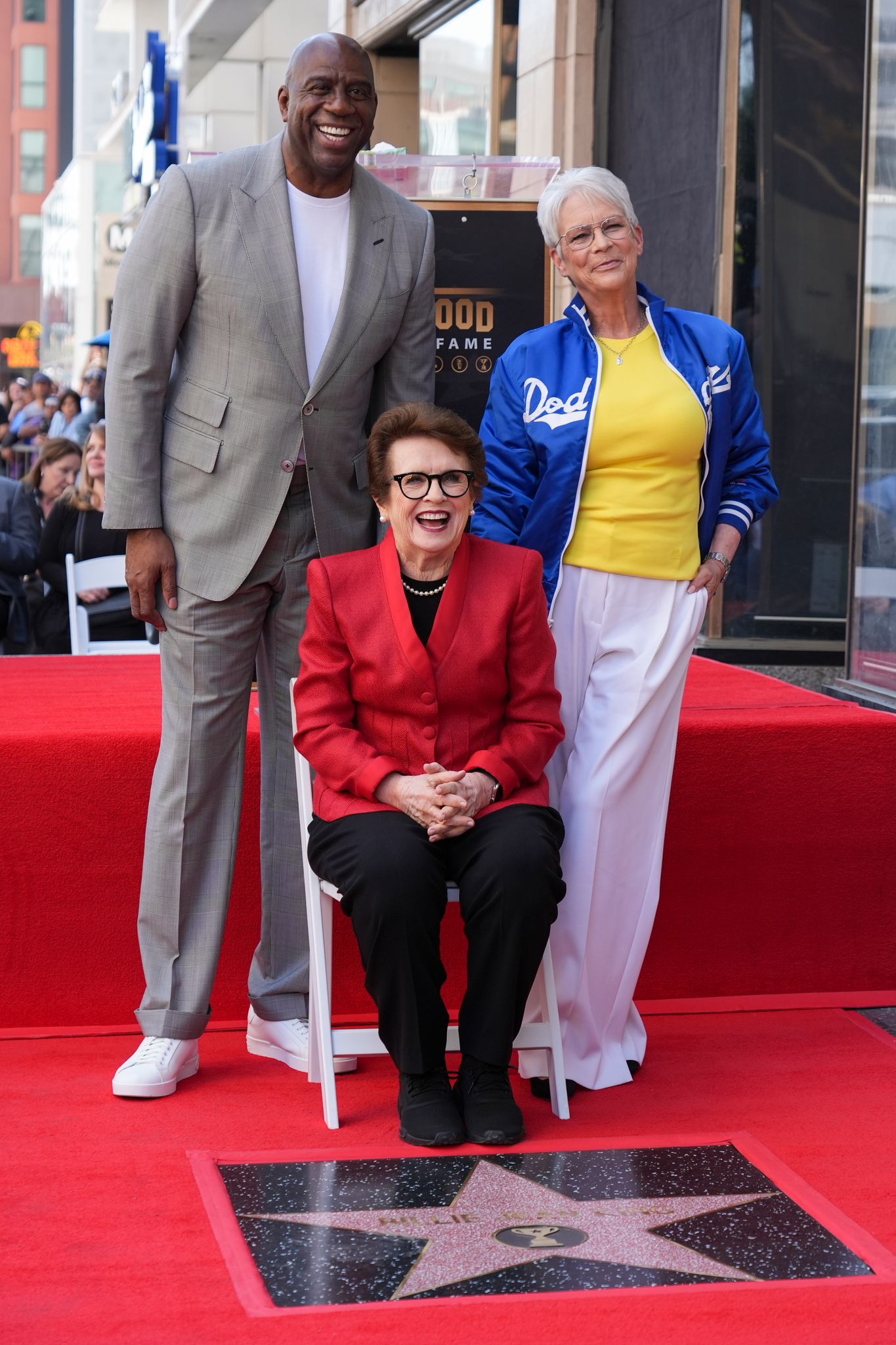 Basketball-Legende Magic Johnson und Schauspielerin Jamie Lee Curtis posieren mit Bille Jean King.