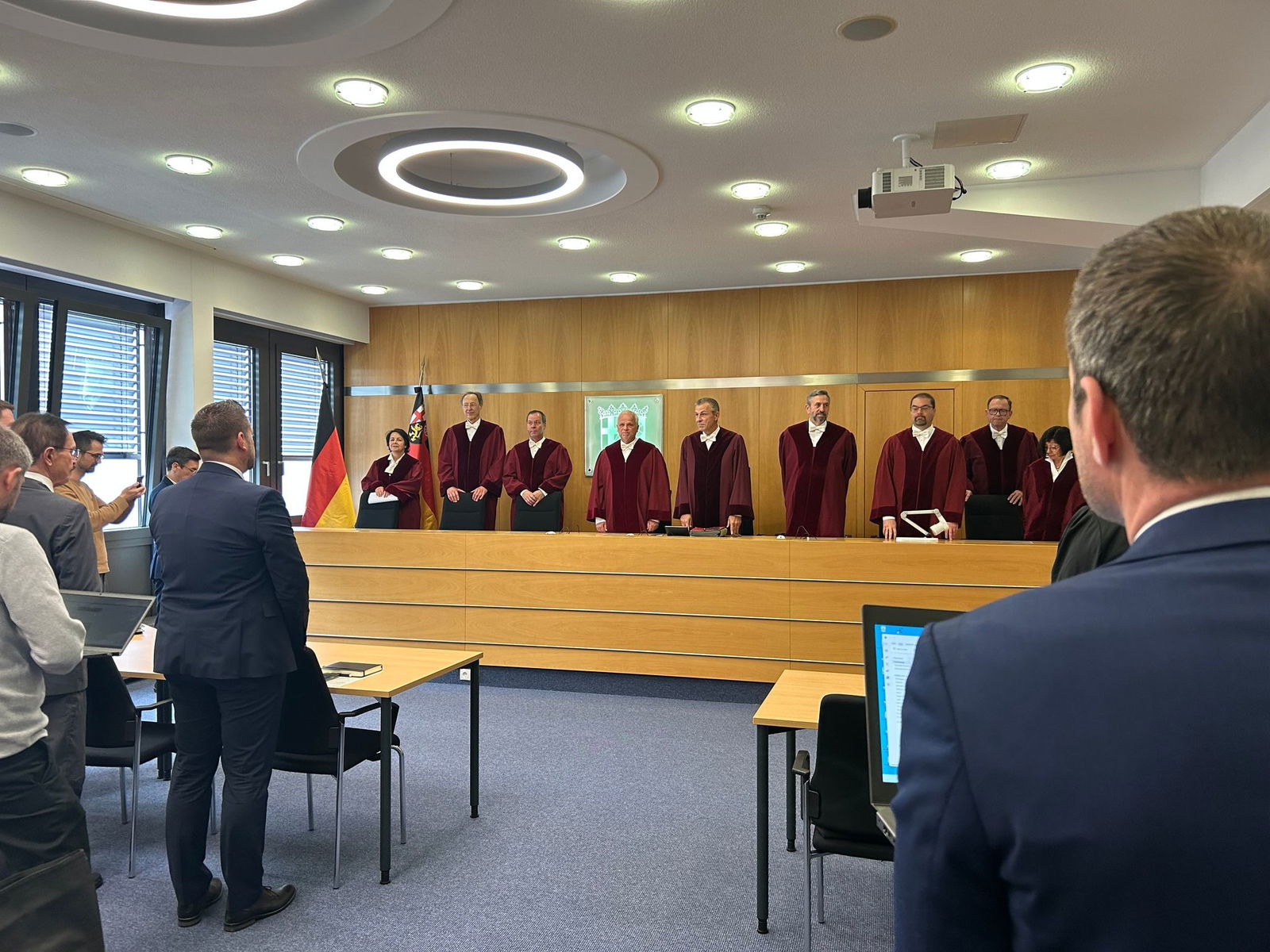 Der Präsident des Verfassungsgerichtshofs, Lars Brocker, begründete das Urteil mit dem Schutz der freiheitlichen demokratischen Grundordnung.