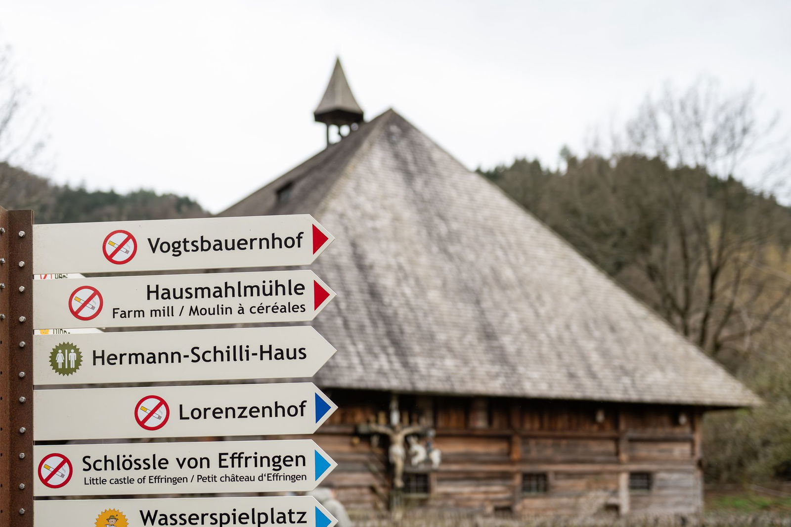 Schilder weisen den Weg auf dem Gelände des Vogtsbauernhofs im Schwarzwälder Freilichtmuseum.
